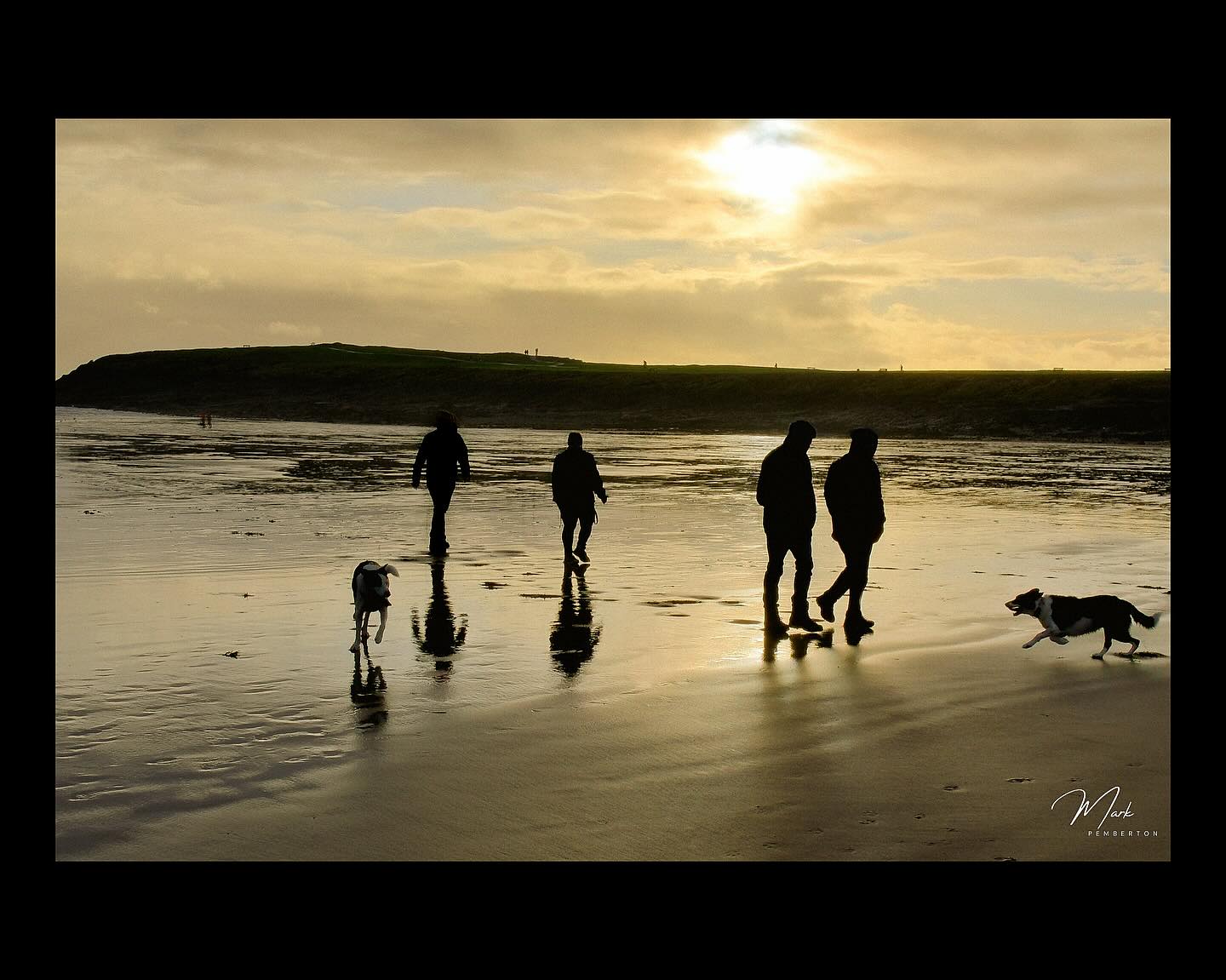 Seaside silhouettes, there’s nothing quite like a stroll on a beach to find headspace #barryislandbeach #igerswales #igerscardiff #silhouette_super_pics #wales❤️