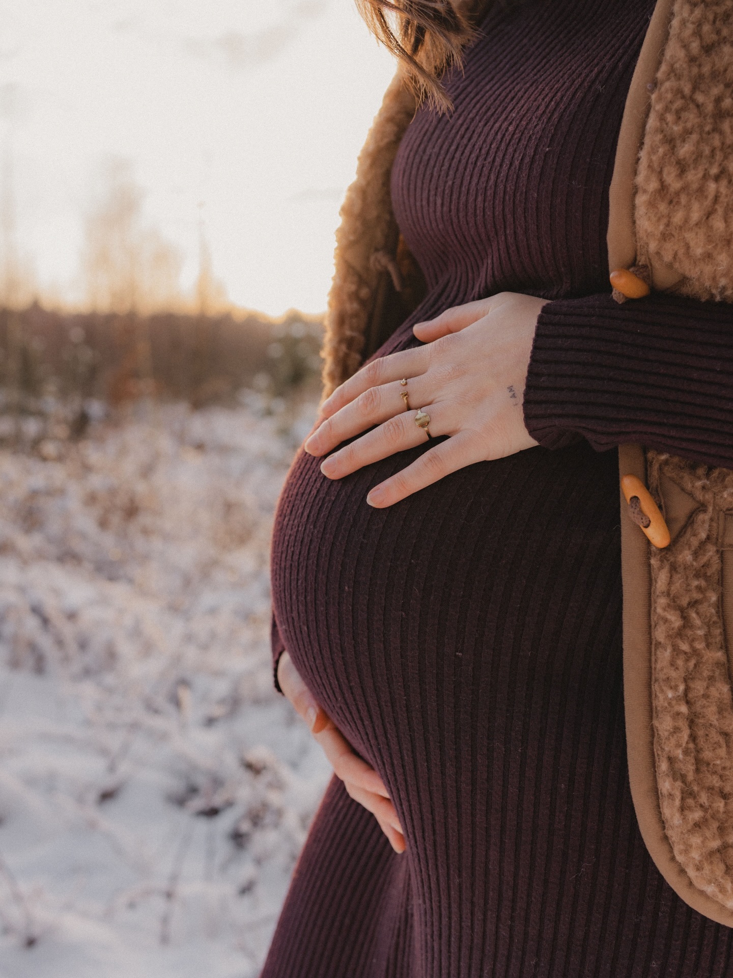 Hier is ie dan, ons laatste zwangerschapsverhaal voor de geboorte van ons meisje. Exact op de dag dat we 36 weken ver zijn. 🥹
Ennnn mygod wat ging dat snel, dat eerst hoofdstuk van ons prachtige verhaal. Eentje waar ik zo zot van heb genoten & de laatste weken nog ontzettend van ga genieten!
Het was me eentje van ik naar wij, van strijd naar overgave, van controleren naar vertrouwen, van angst naar liefde.
De mooiste inzichten ooit, dat belooft voor de toekomst. 🫶
Want over enkele weken schrijven we het volgende hoofdstuk van ons verhaal als gezin van 3. En wat ben ik dankbaar dat ik dit zo bewust mag beleven, samen.
Lieve meid, kies je tijd. Mama beweegt met je mee. 🩷💛