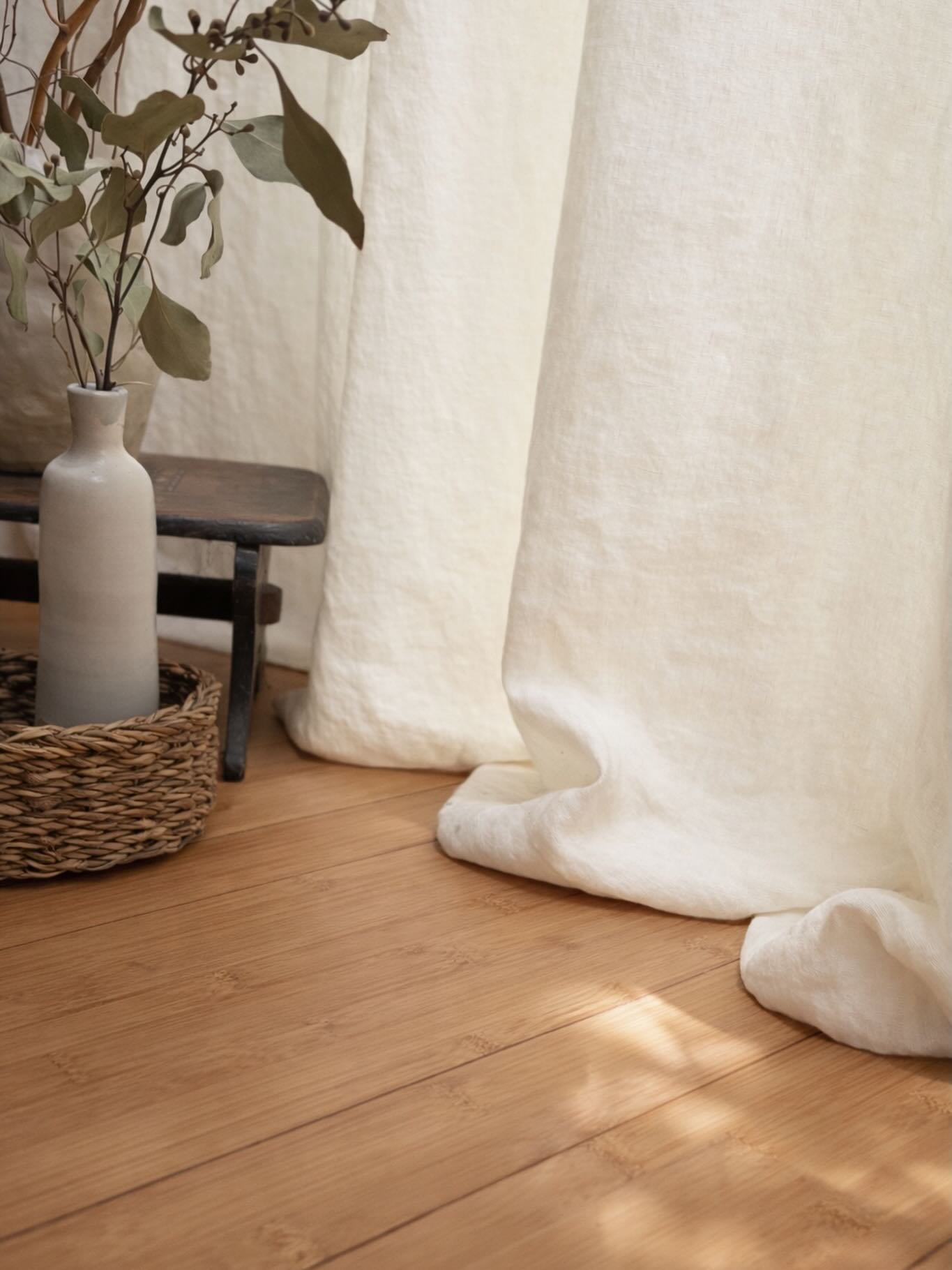 Ce qui fait qu’on se sent bien chez soi ne se voit pas toujours.
Mais il se ressent.
Je ne cherche pas à transformer votre intérieur.
Je cherche à ce qu’il vous ressemble.
Un joli tombé.
Une matière qui vibre.
Une lumière qui crée l’atmosphère.
#rideauxenlin #surmesure #rideauxsurmesure #décorationnaturelle