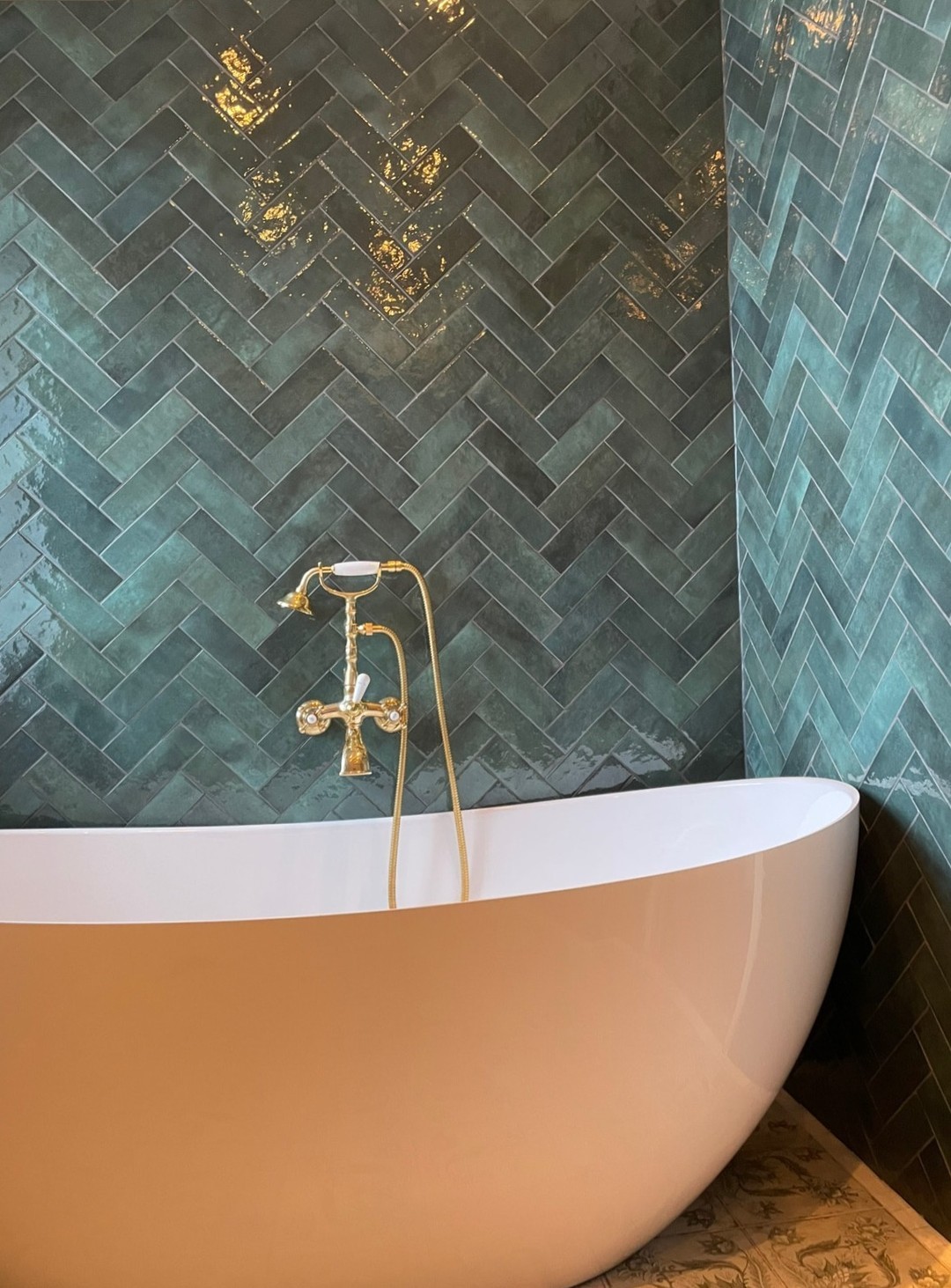 Tre fördelar med kakel i badrummet:
▪ Kakel erbjuder en kombination av stil och funktionalitet som varar i många år.
▪ Kakel är tåligt och står emot fukt, vattenstänk och kondens utan att det skadas eller förlorar sin struktur. Idealiskt för våtutrymmen helt enkelt!
▪ I badrum vill man ha rent och fräscht. Kakel är lätt att rengöra; en mild rengöringslösning och en trasa räcker oftast för att hålla ditt kakel rent och snyggt under lång tid.
Om du är osäker på vad du ska välja kan jag hjälpa dig!
✉️ jonas@jtbyggmurputs.se
📞 076-883 35 70