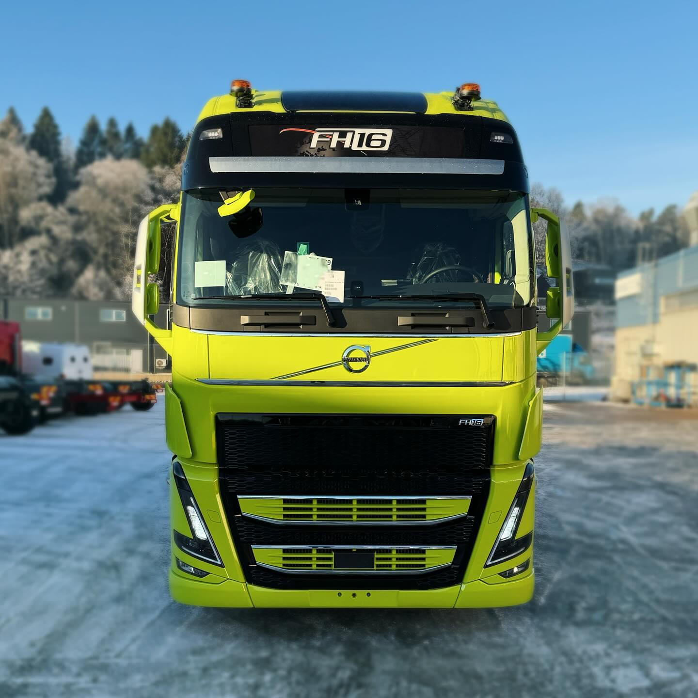 Nylackad och glansig som solen!
Vår nylackade FH16 Volvomodell i en snygg och strålande gul färg är redo att lysa upp vägarna.
Kör fram med stil och gör ett intryck vart du än går!
#LastbilLack #LastbilLackering #Göteborg #Sverige #Volvo #FH16 #Lackering #GlansigGul #Stilfullt