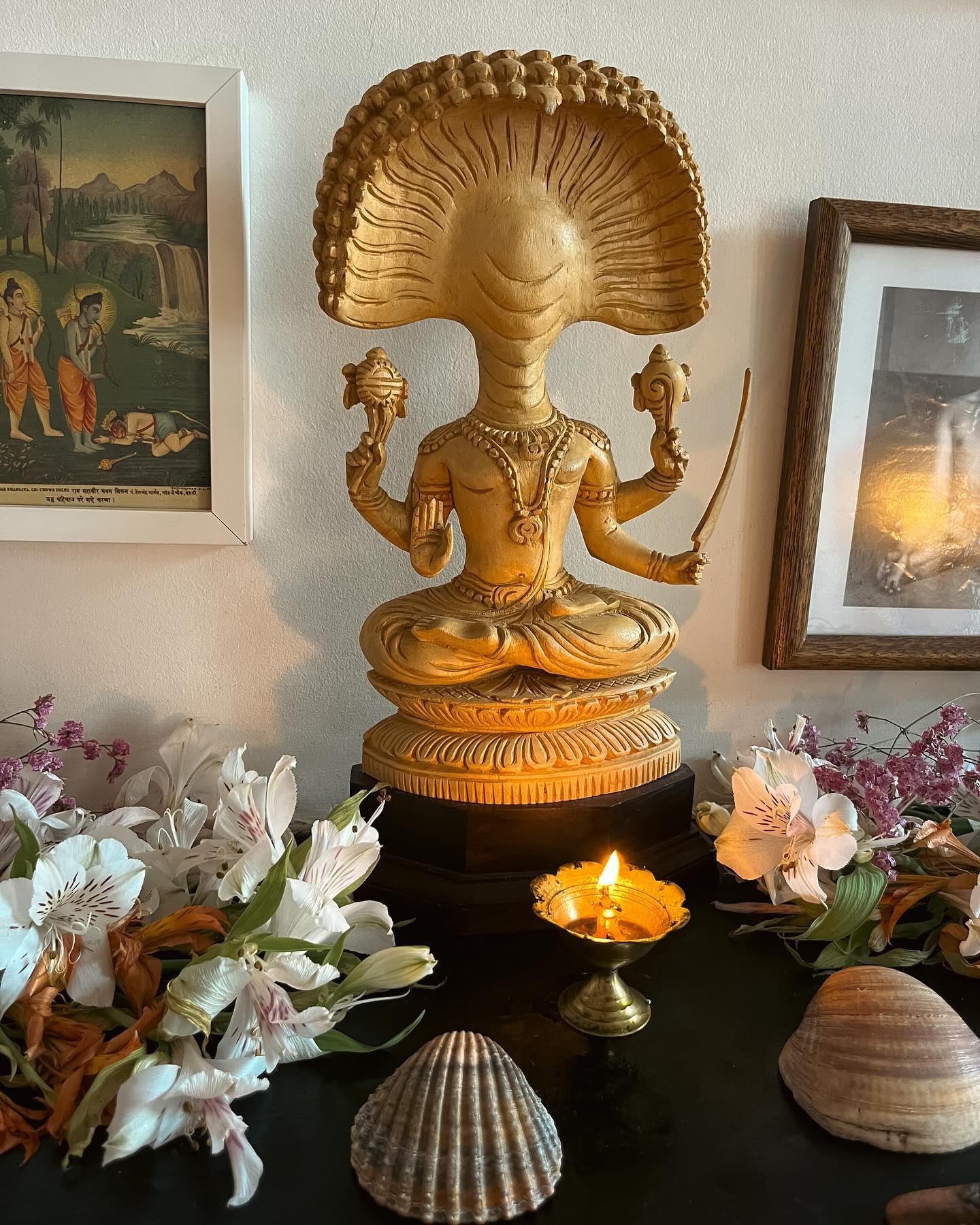 Amanha, Quarta-feira dia 18 de Setembro, é dia de Lua Cheia, dia de descanso da prática de asana, e por isso não haverá aula Mysore ou qualquer outra aula/atividade extra. 🌕
- A Lua Cheia em Peixes leva-nos a abraçarmos as nossas emoções, a restabelecermos essa conexão divina e a permitimos que a transformação espiritual aconteça.
Que possas aproveitar esta energia da Lua Cheia em Peixes para expandir a conexão à tua intuição, que possas nutrir-te com compaixão.
O nosso coração procura essa transformação espiritual, pois está intimamente ligado à alma e vai guiando cada um de nós para a cura de velhas feridas e para abraçarmos a nossa jornada espiritual. ✨🙏🏻
#ashtangayoga #fullmoon #yoga #mysorepratice
#yogapractice #ashtangayogaporto
#newmoonintentions #yogainspiration #moonday #transformation #conection #love