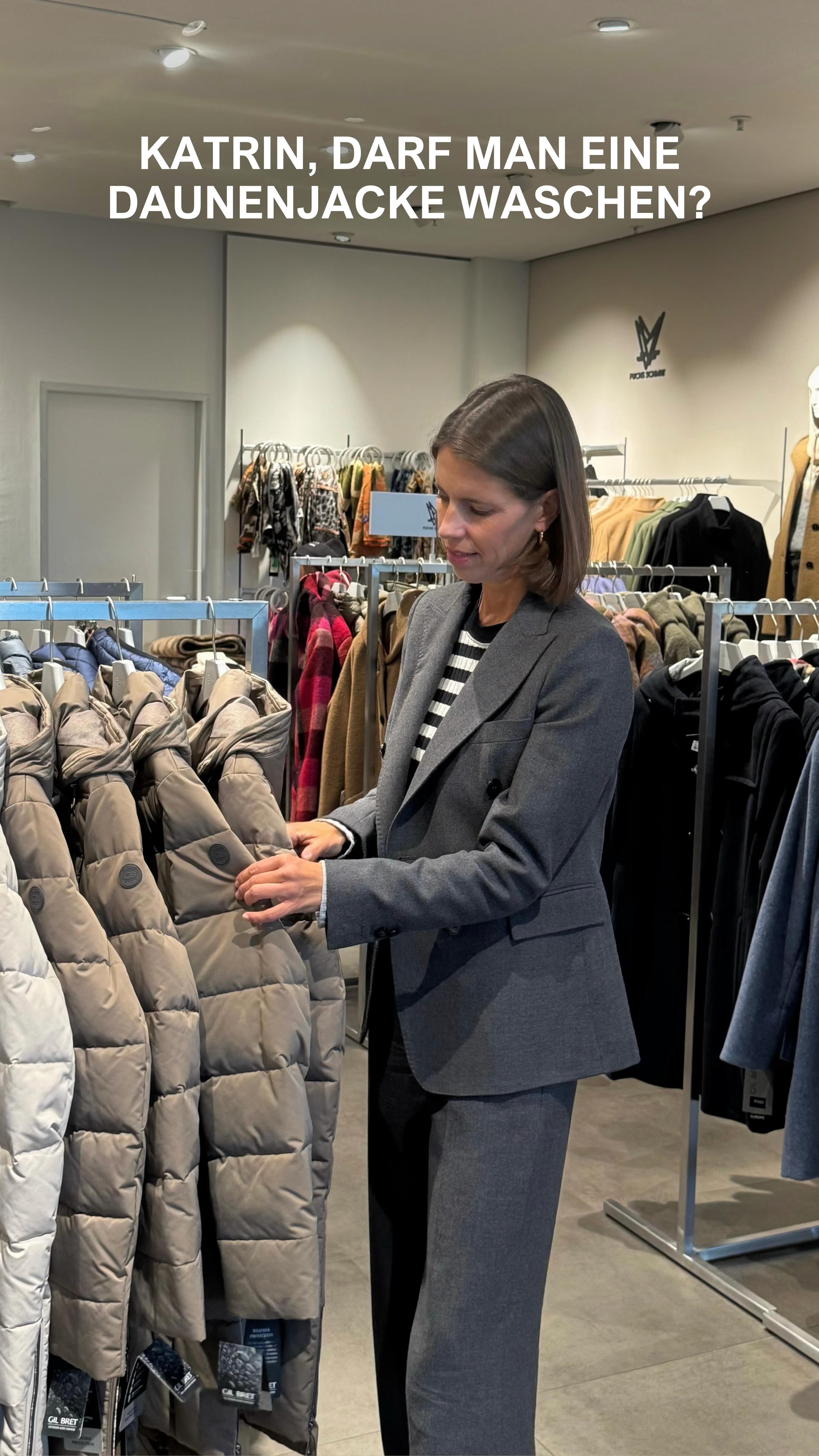 Daunenjacke waschen – so bleibt sie fluffig & schön
• 30 °C Schonwaschgang, niedrige Schleuderzahl: ca. 600–800 U/min – genug, um Wasser zu entfernen, ohne Daune oder Nähte zu stressen
• Nur Daunen- oder Feinwaschmittel – kein Weichspüler, kein Vollwaschmittel
(Enzyme & Tenside greifen die natürlichen Daunenfette an → weniger Bauschkraft, schnelleres Klumpen)
• Reißverschlüsse schließen, Jacke auf links waschen
• Extra Spülgang, damit keine Rückstände in der Daune bleiben
• Danach unbedingt in den Trockner bei niedriger Hitze
• 2–3 Tennisbälle oder Dryerballs lockern die Daune wieder auf
• Lieber mehrere kurze Trocknergänge, zwischendurch aufschütteln
• Erst zurück in den Schrank, wenn sie komplett trocken & leicht ist
Klingt nach Aufwand –
macht aber genau den Unterschied zwischen platt und perfekt.
👉 Speichern für den nächsten Waschgang
Wie pflegt ihr eure Daunenjacken – Maschine oder Reinigung?