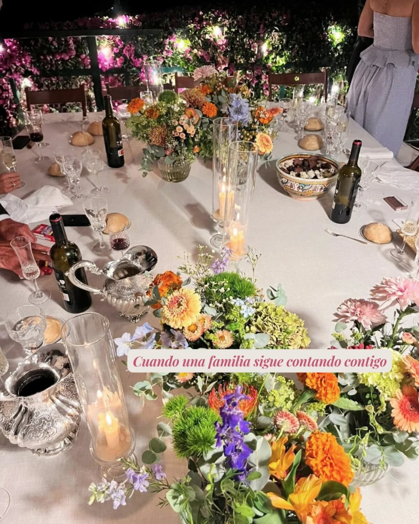 Cuando alguien confía en ti una y otra vez 🩷
El primer evento que hicimos para esta familia fue hace cuatro años.
Una pedida de mano 💍
Después vinieron más momentos importantes:
la pedida del hermano de su marido, cumpleaños de su padre, de su tía 🎂, la pedida de su hermana… y con el tiempo, ya llevamod dos bautizos 👶🤍
En total, tres pedidas de mano, dos bautizos y varias celebraciones familiares. Distintos días, distintas etapas, pero siempre el mismo lugar, la misma cocina, la misma confianza.
Para mí, esto es lo más bonito de mi trabajo.
No organizar un evento aislado,
sino acompañar a las personas en los momentos importantes de su vida ✨
Eventos en casas, celebraciones familiares, reuniones que no se repiten porque queden bonitas, sino porque alguien se sintió cuidado 🫶
Eso es lo que hacemos. Estar. Escuchar. Volver.
Y poner la comida al servicio de los recuerdos 🍽️.
Gracias por seguir contando con nosotras 🥰🩷