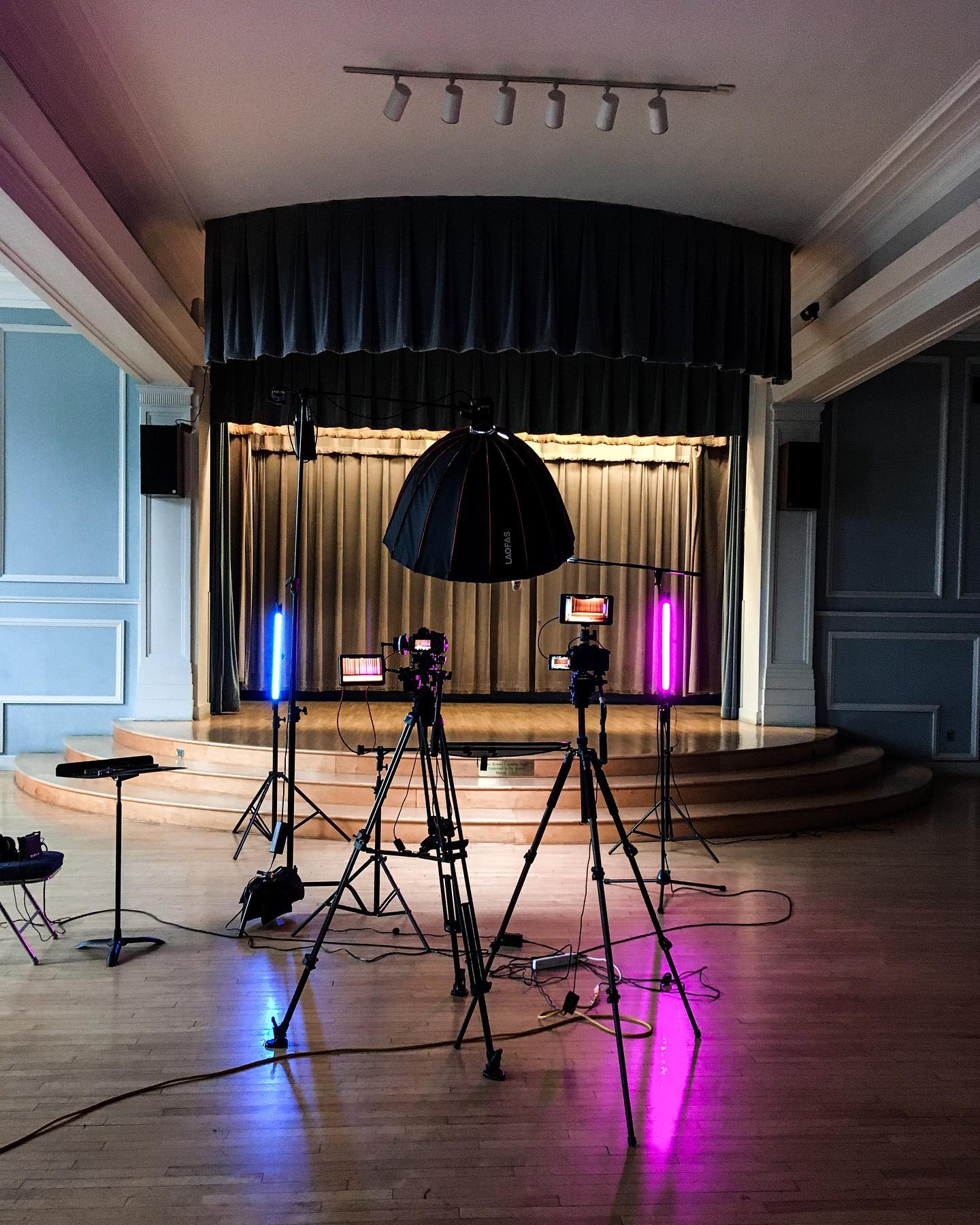 BTS of filming some exciting music and dance performances at @settlementmusic yesterday.
#rectoday #videoproduction #musicvideo #settlementmusicschool #behindthescenes
