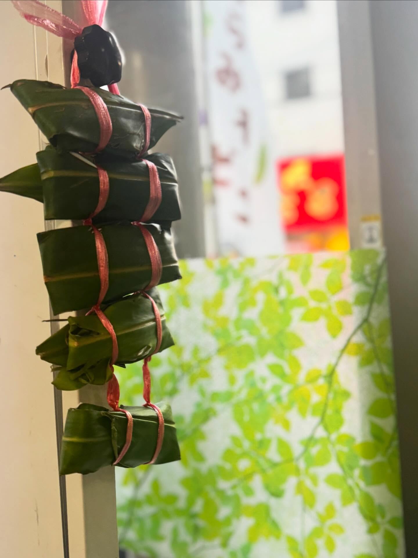 今日はムーチーの日ですね。
今月のよりみんお楽しみ会も、みんなでムーチーを作りました😊
初めてムーチーを作る子も多かったので、
はじめに「鬼ムーチー」の紙芝居で由来を知るところからスタート。
もち粉をこねる感触に歓声があがったり、
月桃葉で包む作業に苦戦したりしながら、
みんなで120個あまりのムーチーを完成させました。
蒸し上がる香りにワクワクする子がいる一方で、
匂いが苦手という子も。
それも含めて、その子なりの大切な体験。
手でこねた感触、月桃の香り、
みんなで待った蒸し上がりの時間。
こうした体験の記憶は、大人になってからも、心に残るものですよね。
下準備から当日の段取りまで、
ボランティア大田さんの見事な手捌きに感謝です!