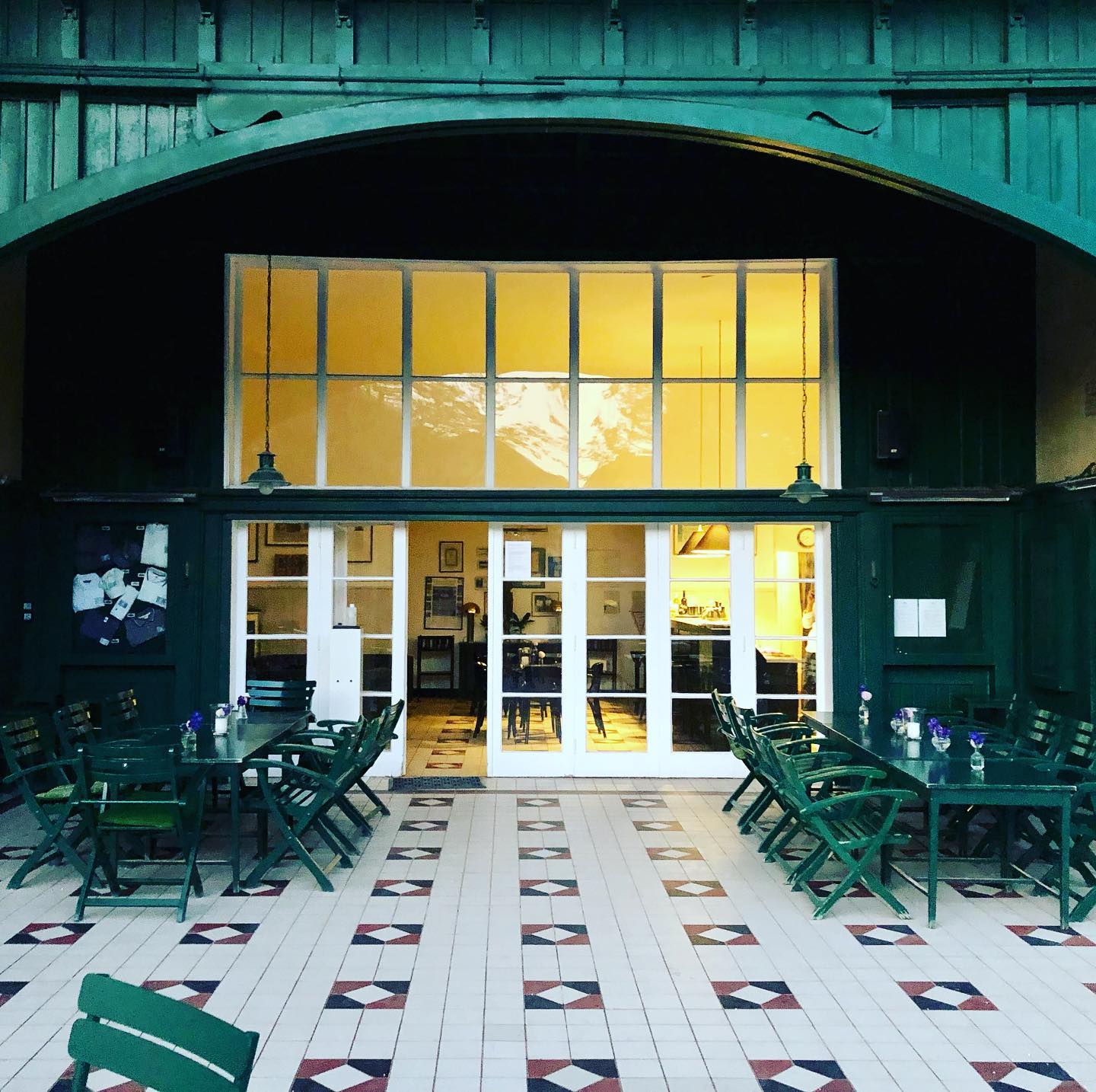 Bei so einem Vereinshaus würd ich auch anfangen Tennis zu spielen