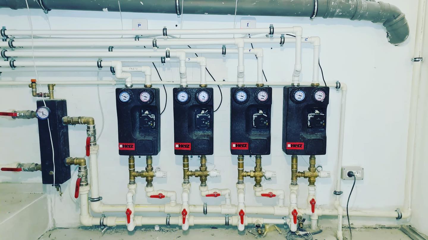 Montaj grupuri de pompare pentru încălzire în pardoseală în cameră tehnică.
#Tece #herz #salus