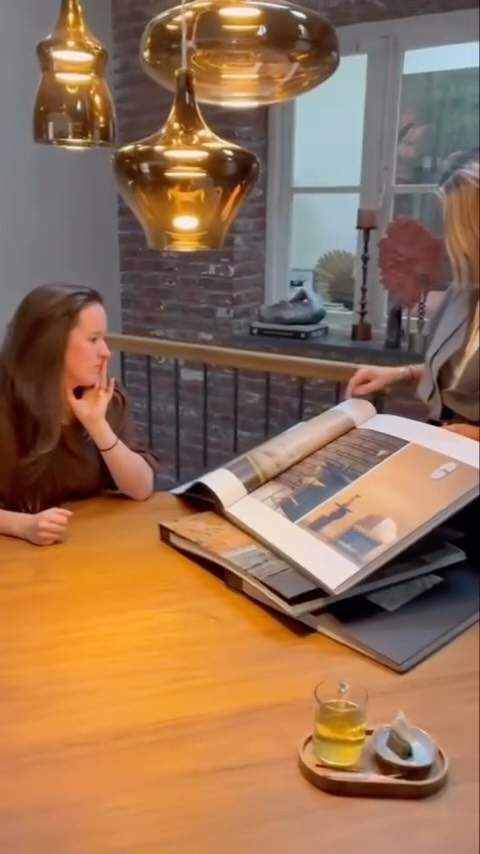 Stoffen uitzoeken is voor ons een van de leukste momenten. Cyrille dook in de nieuwe collectie van @casamance_official en dat is altijd weer een klein feestje voor de zintuigen.
Het gaat voor ons verder dan alleen een mooie print of kleur op de muur. We willen voelen wat een textuur doet met de sfeer in huis. Brengt het die rustige energie waar je naar opzoek was?
Stap voor stap, laag voor laag, bouwen we aan die ‘safe space’. Een plek die gewoon klopt bij wie jij bent 💙
#kimandco #interieurstyling #thuiskomen #zachtheid #venray