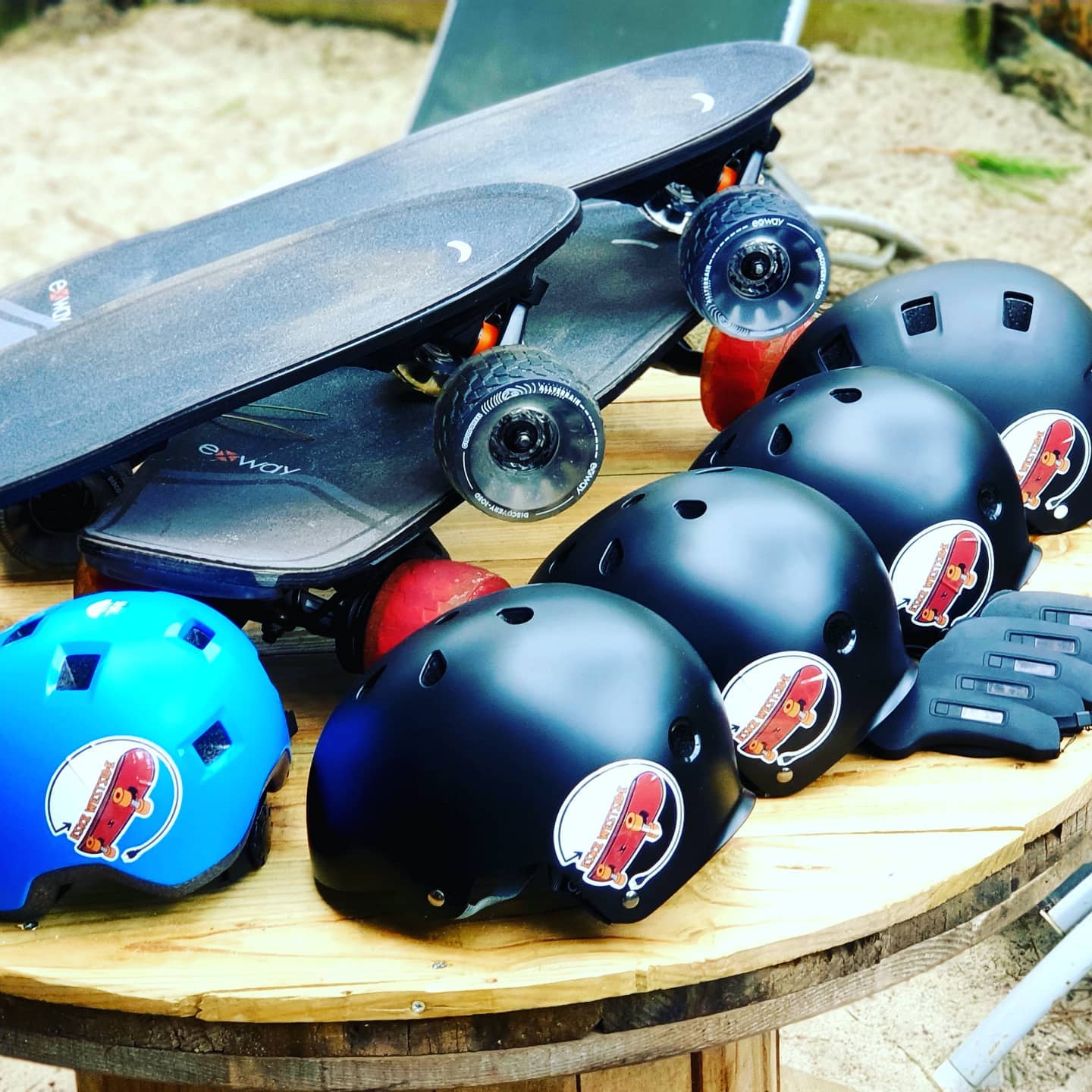 Des balades en toute tranquillité avec un équipement de qualité.
🛹Skateboard électrique EXWAY⚡ dernière génération pour une prise en main facile et agréable...
#skateelectrique #landesatlantiquesud #leslandes #molietsetmaa #vieuxboucau #Seignosse #skateboard