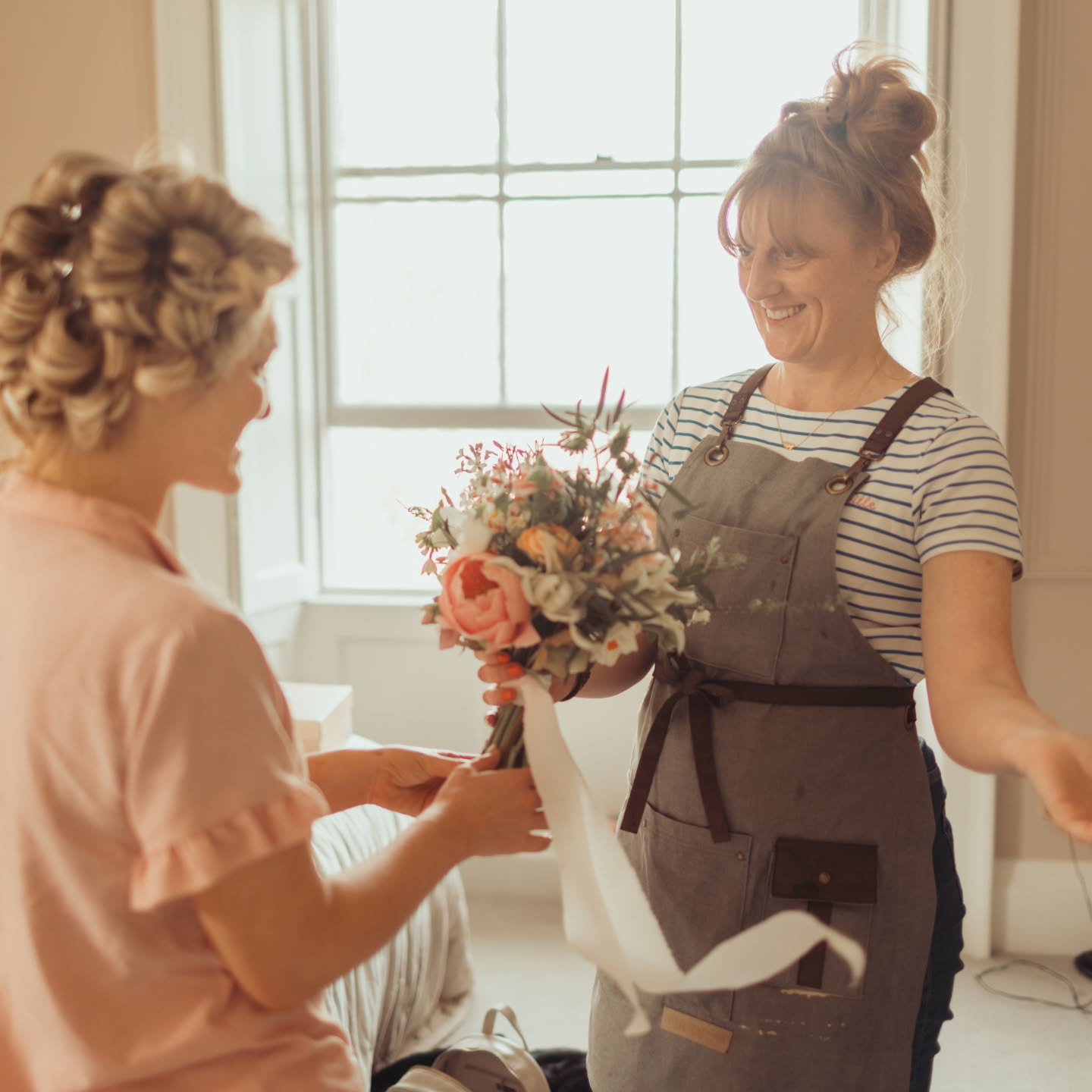 Very rarely do I have any photos of me giving the bride her bouquet on the wedding morning but @helena.m.photography caught this lovely shot of me and my lovely friend @iamlynseywollaston last April.
Such a gorgeous day to be a part of and even more special when for dear friends 🧡
#bridalbouquet
#surreyweddingflowers
#carshalton
#carshaltonbeeches