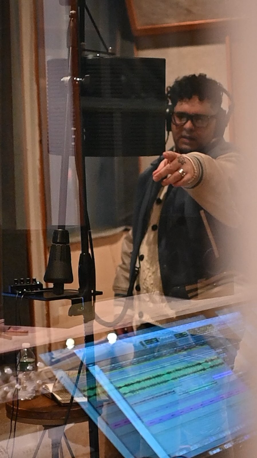 Haciendo Tierra 🎙️🔥 Studio Session del Nuevo tema de @rapdeluz FT @bebebambu88 💎⚒️💎 Una colaboración de Mexico 🇲🇽 y Puerto Rico 🇵🇷
16 barras desde un piso 16 en NYC 🗽
Pronto por tus bocinas 🔊
📍 @loungestudiosny
📸 @_retrostar_
Shoutout a mi hermano @chokobeatzmx ⚡️
Como los viejos tiempos 🔥🙌🔥
Mucha music de Camino 👣
#bebebambu #rapdeluz #raplatino #hiphop #newyorkcity