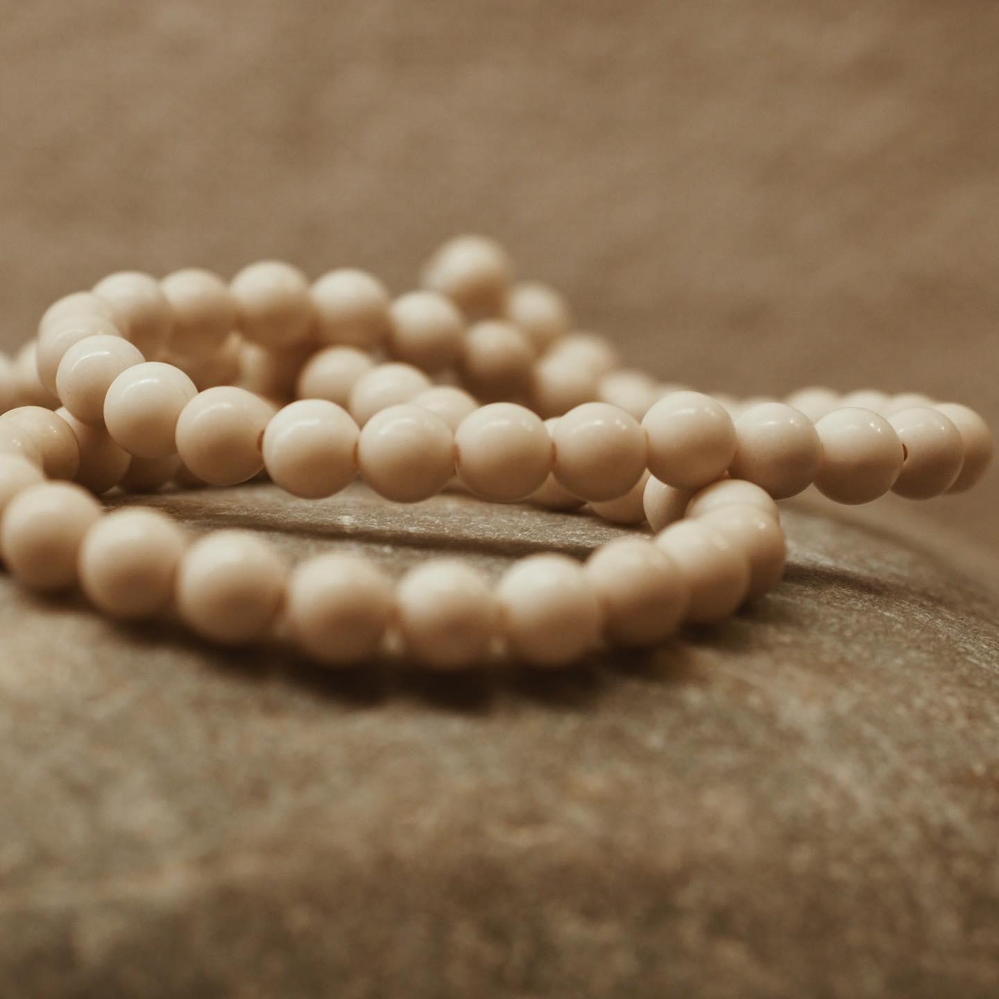 Der beige Jaspis schenkt dir innere Ruhe und Achtsamkeit für den Moment. Jaspis unterstützt deine Ausdauer und Willenskraft deine Ziele bedacht umzusetzen.