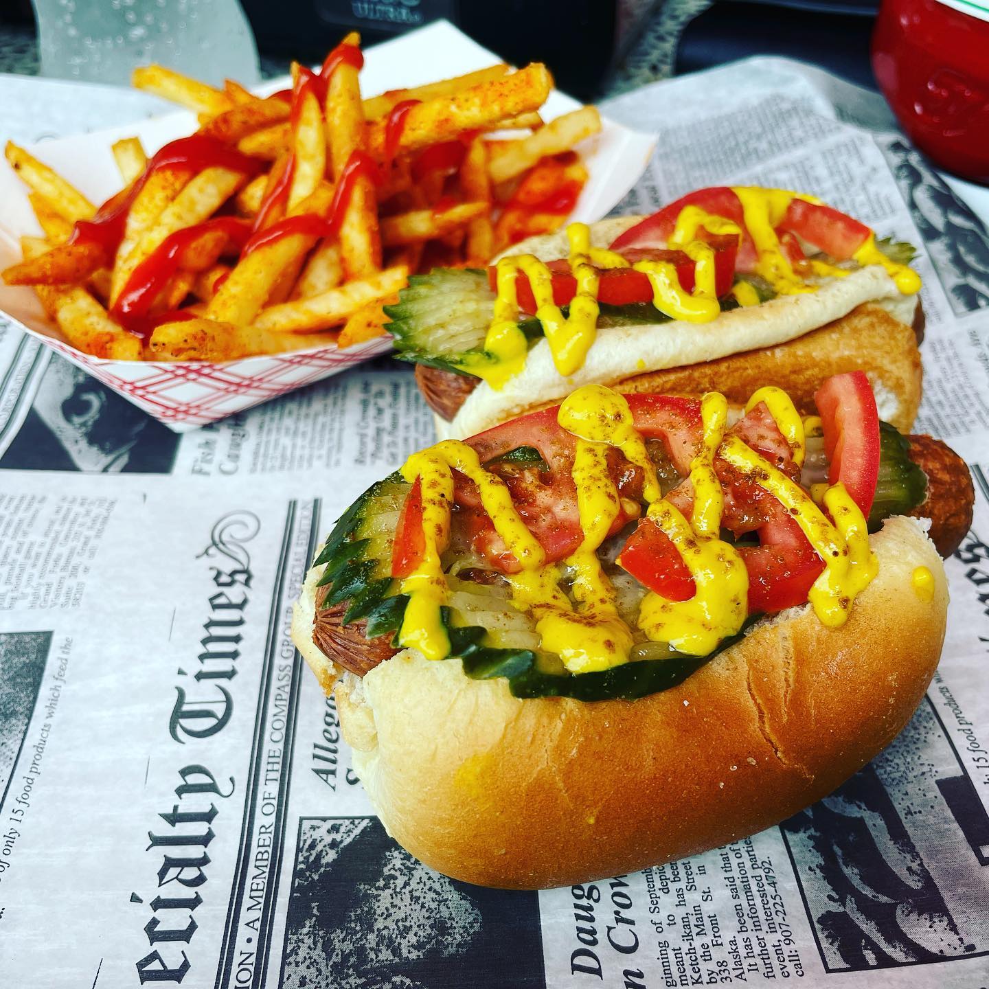 Some vegan “dogs” to end this week 😎 Sly’s Restaurant