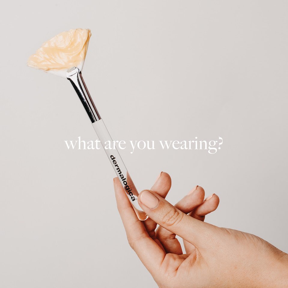 Gebruiken jullie soms eens een maskertje? 😶🌫️
Een goed masker zorgt meteen voor een frisse uitstraling en dit is waarom:
1. Je verbetert je huidconditie.
Door regelmatig een masker te gebruiken dat afgestemd is op jouw huidbehoefte, geef je de huid een flinke oppepper en verbeter je de huidconditie.
2. Je pakt specifieke huidzorgen aan.
Maskers zijn ideaal voor het aanpakken van specifieke huidzorgen
3. Je ervaart onmiddellijk resultaat.
Door de hoge concentraties werkzame stoffen in Dermalogica’s maskers.
4. Je ondersteunt je dagelijkse verzorging.
Door regelmatig een masker te gebruiken, ondersteun je de werking van de huidverzorgingsproducten
5. Je versterkt je huidbarrière.
Dermalogica’s maskers bevatten hoogwaardige en herstellende ingrediënten, waardoor opgelopen huidschade kan worden hersteld en de huidbarrière wordt versterkt.
6. Je ontspant lichaam en geest.
Naast gunstige effecten op de huid, hebben maskers ook een positieve uitwerking hebben op de geest.