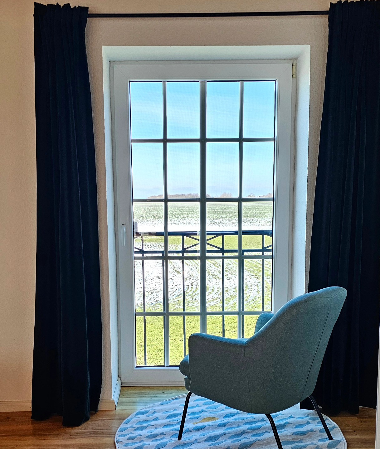 Eine neue Errungenschaft in einer unserer Dachgeschoss Ferienwohnungen im Haus im Felde ist ein Platz am Fenster mit Blick übers Feld bis zum Meer. Den lieben wir schon jetzt 🤩!
A new accomplishment in one of our top floor holiday appartements in the 'Haus im Felde' is a place at the window with a view over the fields to the ocean. We already love it 🤩!
#hausimfelde
#Fehmarn
#Albertsdorf
#ferienwohnung
#ferienappartement
#Meeresblick
#sonneninselfehmarn
#Entspannung
#Achtsamkeit
#Zeitfürdich
#windsurfing
#surfing
#radfahren
#wingfoil
#kitesurfing
#holidaappartement
#ostseeurlaub
#balticsea
#oceanview