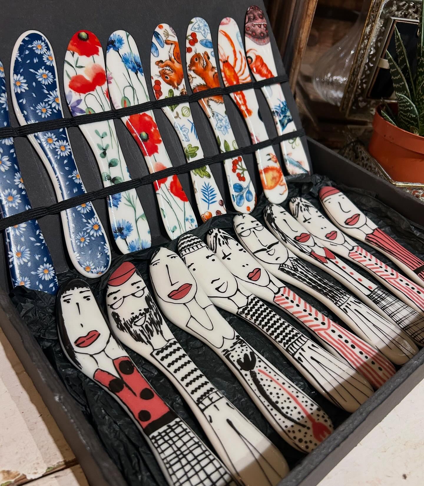 Så roligt att vi fått äran att sälja Alicias @myclayjourney fina smörknivar i porslin! Ni som var på höstmarknaden minns säkert Alicia och hennes fina alster 👏☺️🌿