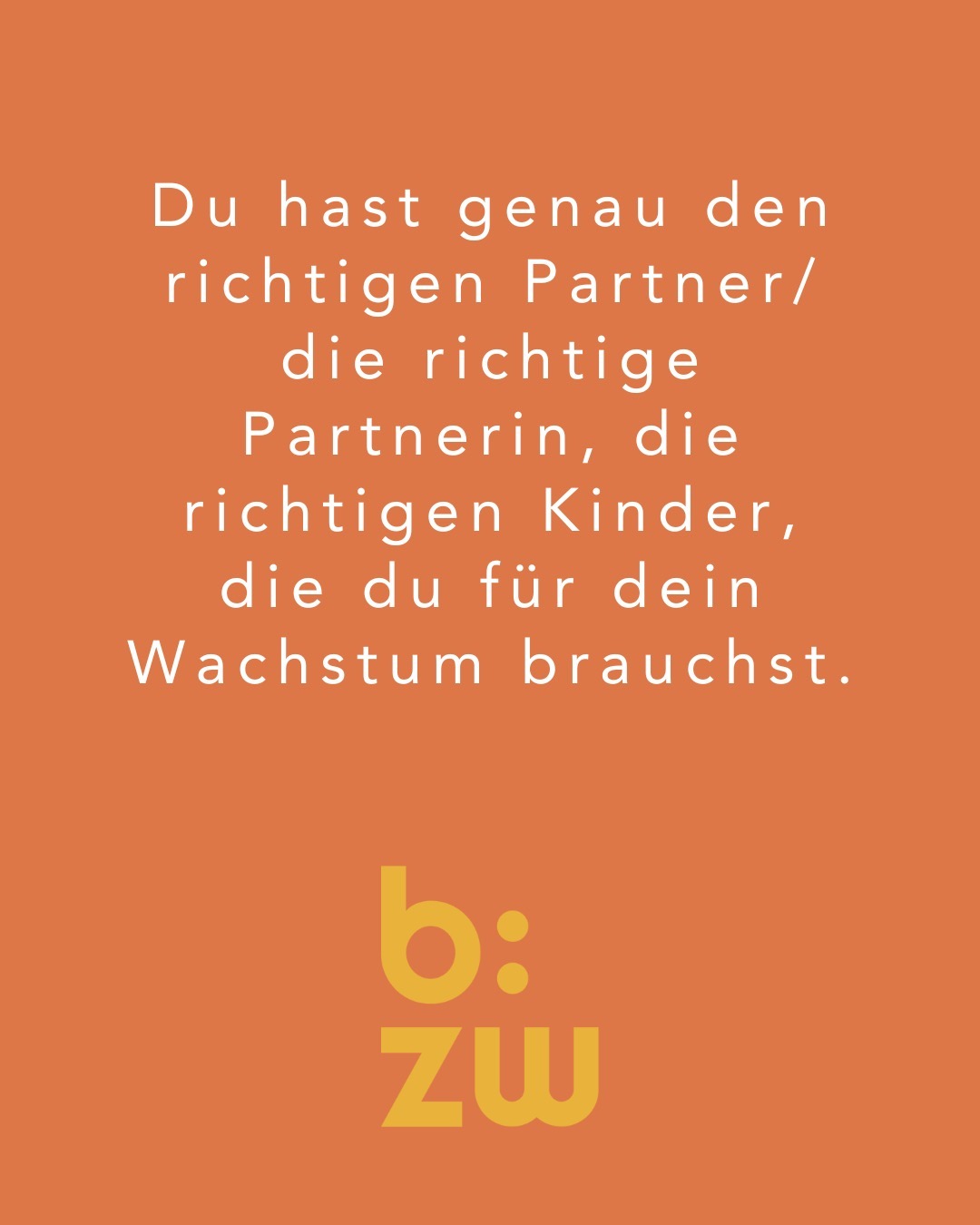 „Du hast genau den richtigen Partner/ die richtige Partnerin, die richtigen Kinder, die du für dein Wachstum brauchst.“
Ob offene Schuldzuweisung oder ein schleichendes inneres Grollen gegenüber deinem Partner/ deiner Partnerin oder auch deinen Kindern gegenüber, beides ist wenig hilfreich, die Qualität der Beziehung zu deinen Liebsten zu verbessern. Kennst du solche Sätze, wie "Wenn er/sie doch nur nicht ..." oder "Mir gehts schlecht, weil er/sie ..." oder "Es könnte so gut sein, wenn er/sie nicht immer …“?
Wenn ich mein Gegenüber dafür verantwortlich mache, dass es mir nicht gut geht und mich direkt durch verärgertes Anklagen oder indirekt durch aggressives Schweigen dazu verhalte, gebe ich die Verantwortung für mein Wohlergehen an mein Gegenüber ab und mache mich automatisch zum Opfer. Das wirkt sich auf meine Beziehung und sicher auch meine emotionale Gesundheit extrem ungünstig aus, denn aus dieser Haltung heraus, driften viele von uns ab in stille Verachtung und leisen Groll gegenüber unseres Partners/ unserer Partnerin. Wenn ich in der Opferfalle stecke, machen sich Ohnmacht und Handlungsunfähigkeit breit, was sich in einem allgemein schlechten Wohlbefinden auswirkt. Und was jetzt?
Erkenne, dass DU es bist, der die Verantwortung für sein eigenes Wohlergehen trägt. Du trägst auch die Verantwortung dafür, wie du mit deinen Liebsten umgehen möchtest, wenn sie in dir Gefühle auslösen, die dir schwer fallen. Denke daran, sie sind lediglich Spiegel, in denen du deine eigenen Themen und Muster erkennen, akzeptieren und schlussendlich (vielleicht auch nur mit professioneller Hilfe) verändern kannst.
Also raus aus der Opferrolle und rein in die Eigenverantwortung! 🙏🏼🙌