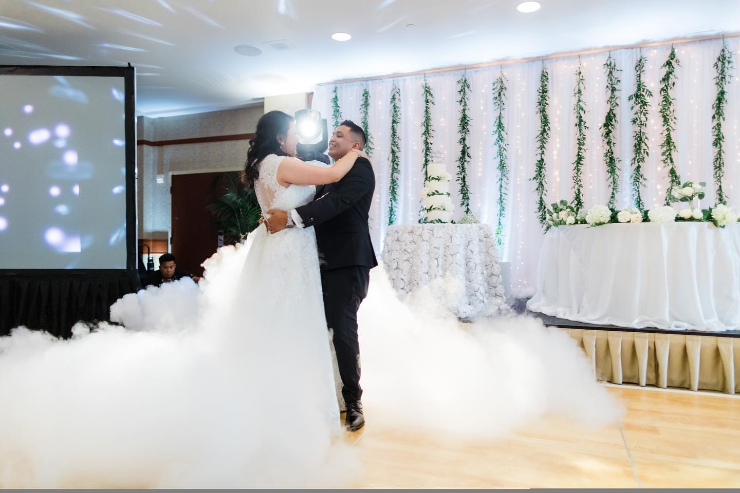 Our partners @hawaiieventsunlimited have everything you need to have magical moments like dancing in the clouds. On top of that, the Comesarios got a great reception bundle that included our fave @deejayflip, the entertaining @moxilla as MC, and a Photobooth with the best props! Photo by @keoni_michael