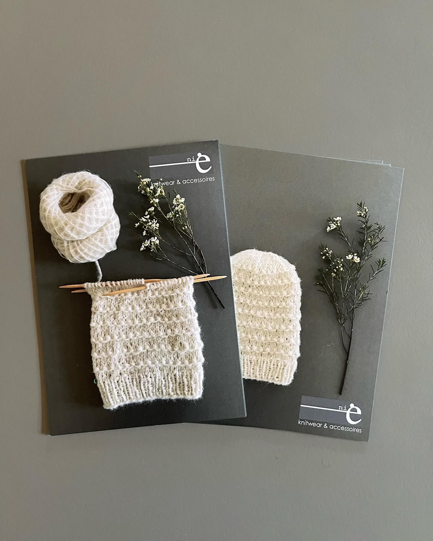 Es kann losgehen - dieses Wochenende:
26./27.11.22 Adventsmarkt Ruttiger Olten @karin_hengartner
Mit im Gepäck viele tolle Stirnbänder, Mützen, Schals und Capes. Ausserdem viele Muster- und Lagerartikel mit 30-60% und meine druckfrischen Postkarten @azrepro.ch. Herzlichen Dank!
SAVE THE DATE
10./11.12.22 @lumilauta_shop Olten
#slowfashion #nieknitwear #knitwearolten #whomadeyourclothes #buylocal #sustainable #olten #aarau #bern #zürich #basel #wool #knit #knittingwithfriends