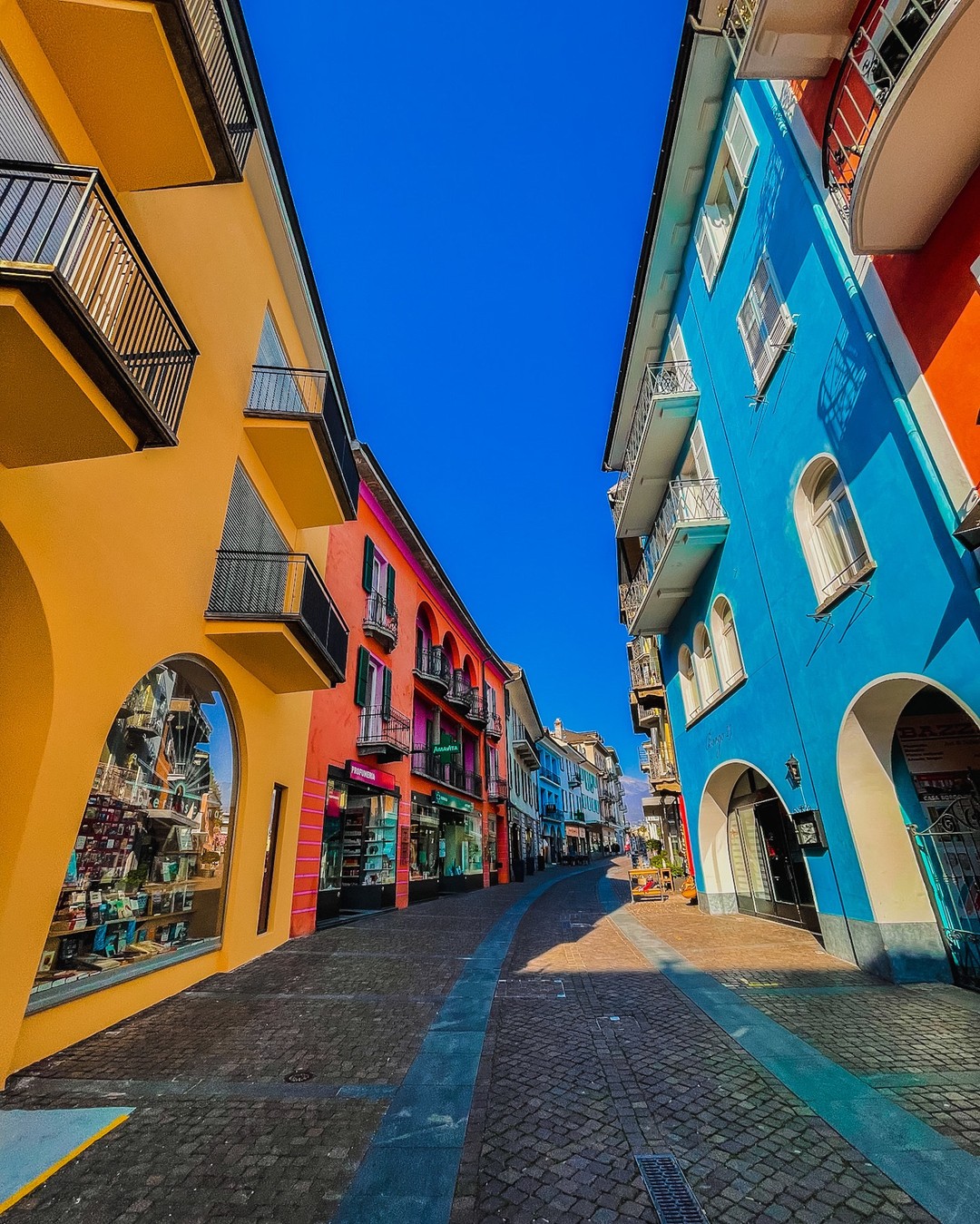 🌺Una meta incantata per un weekend di primavera 🌺
Ti presento Ascona, il piccolo borgo incantato del Canton Ticino ✨
💐Famosa per il suo centro storico, i vicoletti, le stradine lastricate, per il lungolago dal sapore mediterraneo - grazie ai suoi caffè all'aperto regalano una vista da sogno ai suoi visitatori! La caratteristica? Le tipiche case dalle facciate dai colori vivaci che trasformano questo antico villaggio di pescatori in una cittadina elegante dall’atmosfera incredibile
⚠️❌Tips: Ascona dista meno di due ore di auto da Milano. Quando arrivate in questo incantevole borgo avrete la possibilità di visitare le incantevoli Isole di Brissago. Si possono raggiungere con il battello e sono ideali per una giornata al lago in mezzo alla natura.
🚶🏼♀️Se invece siete amanti delle camminate, allora, potete pensare di andare al Monte Verità. La collina che sovrasta Ascona è conosciuta per la sua importanza culturale, storica e per il parco che ospita la piantagione di tè più settentrionale d’Europa. La salita per arrivarci non è semplice, in alternativa c'è un pullman che vi porterà direttamente in cima e qui potrete scattare una foto del panorama 📸
🏞️ La Svizzera è un paese che regala tante sorprese, e Ascona è una di queste🤩!
❓ E voi ogni tanto vi concedete qualche weekend fuoriporta ?
#switzerland #suisse #schweiz #switzerland🇨🇭 #myswitzerland #inlovewithswitzerland #svizzera #visitswitzerland #ticino #amazingswitzerland #ticinomoments #visitticino #voyage #voyager #locarno #ascona #lakemaggiore #
#MyAsconaLocarno