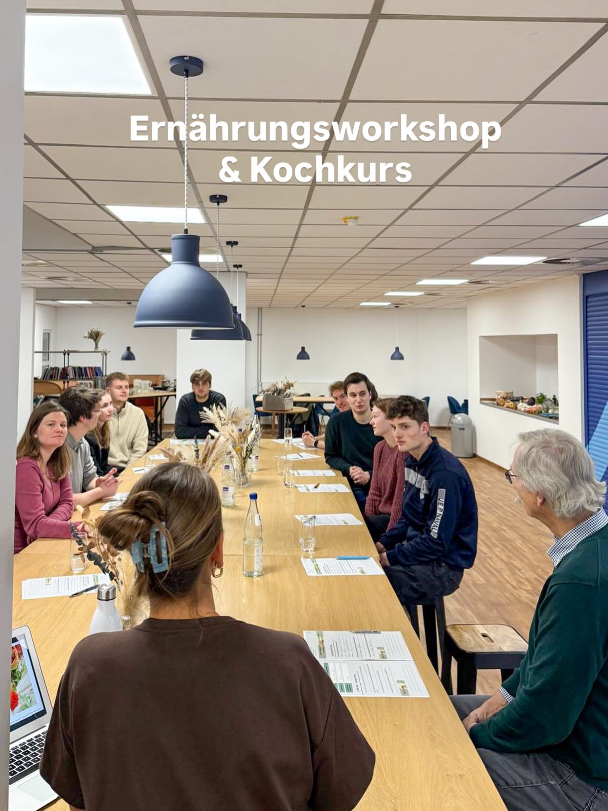 Interaktiver Ernährungsworkshop & Kochkurs: „Mehr Energie & Fokus durch Ernährung - stressfrei durch die Klausurenphase“ 🧠✨
Schon kleine Veränderungen können viel bewirken.
👉 Einfaches Kochen reduziert Stress - nicht umgekehrt.
👉 Es braucht keine perfekten, sondern praktikable Lösungen für den Alltag.
Letzten Mittwoch durfte ich genau das mit Studierenden und Mitarbeitenden der @pfh_private_hochschule umsetzen - ich liebe diese Kombi aus Input, direkter Anwendung und entspanntem Austausch untereinander!😊
Vielen Dank an das Team für die tolle Orga, es war mir eine Freude!☺️ Hier ein kleiner Eindruck von letzter
Woche. So eine entspannte Runde & Atmosphäre!✨📸
#ernährungsworkshop #ernährungsvortrag #kochkurs #ausgewogeneernährung #gesundkochen