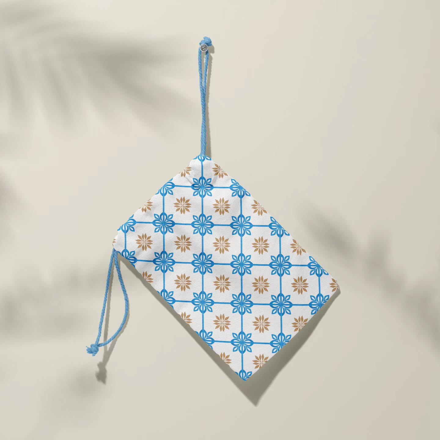 This Motif-filled Harlequin comes to life with intricate patterning and balanced geometry.
#surfacepattern #textiledesign #mockups #patterndesigners #surfacepatterncommunity