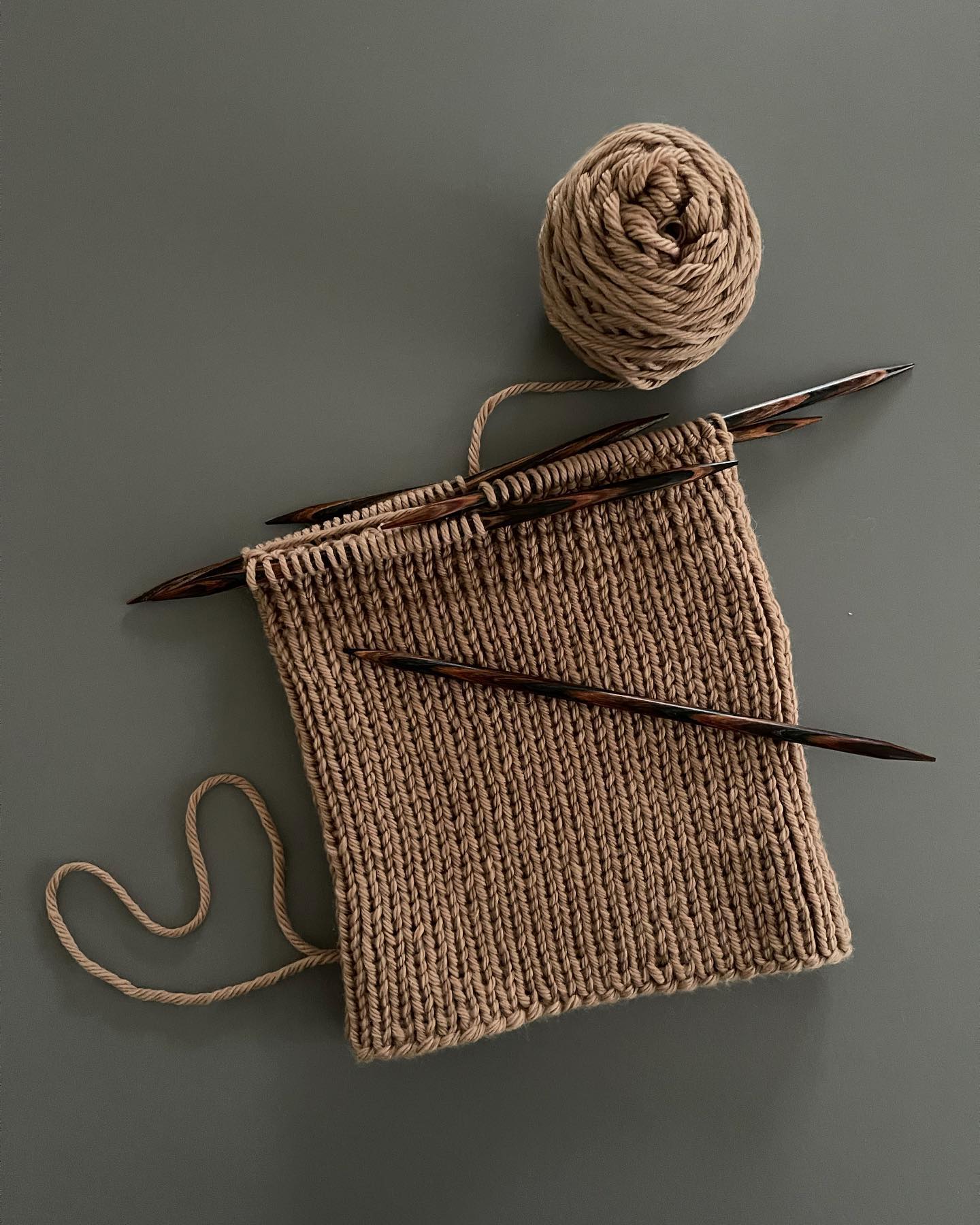 Anleitung Mütze NICOLÀ
Du brauchst noch eine Geschenkidee? Wie wärs mit einer selbstgestrickten Mütze für Deinen Schatz?
Die Mütze NICOLÀ ist aus 100% Merino gestrickt. Das Besondere - sie ist auf beiden Seiten tragbar und Du kannst sie nach Lust und Laune drehen.
Die Anleitung ist in meinem Web- oder Ravelry-Shop erhältlich.
Wolle: Big Merino Hug, @rosygreenwool
Farbe: Atacama
erhältlich: @strickcafe
Viel Spass beim Stricken.
#pattern #anleitung #stricken #mütze #merino #diy #workshops #knittingwithfriends #nie_knitwear #knitwearolten #olten #aarau #zürich #bern #slowfashion #fashionrevolution #whomadeyourbeanie #fashion #knitwear