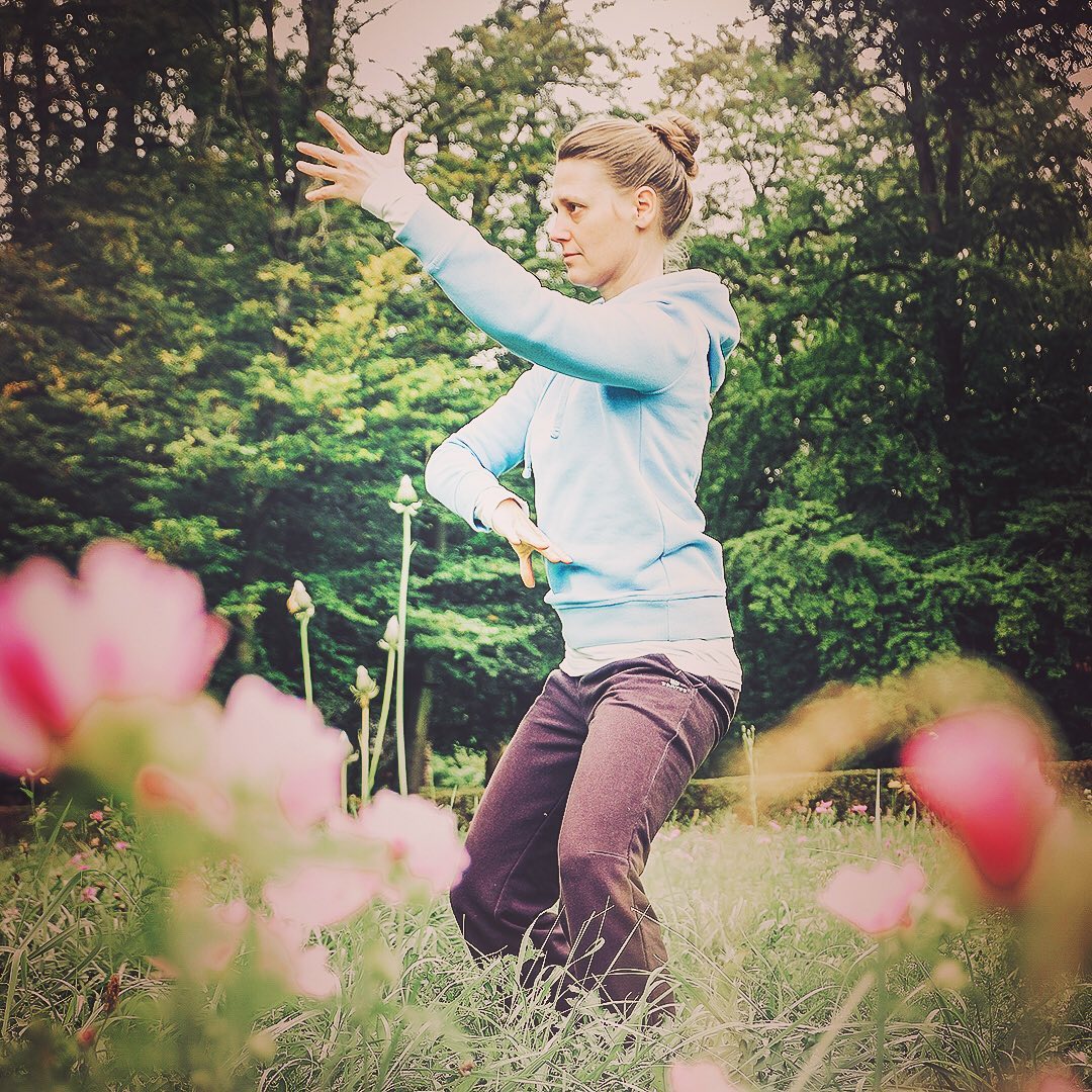 Qi Gong hilft dir deinen inneren Energiefluss zu aktivieren.
.
.
.
.
.
#energiefluss #daoflow #taichideutschland #qigongdeutschland #taichionline #qigongonline #taichiqigong #schönebewegung #lebenimjetzt #achtsamleben #innerebalance #innereharmonie #imeinklangmitmir #ruhigergeist #auszeitvomalltag #durchatmen #ausgeglichenheit #stressbewältigung #körperbewusstsein #sportzuhause #gesünderleben