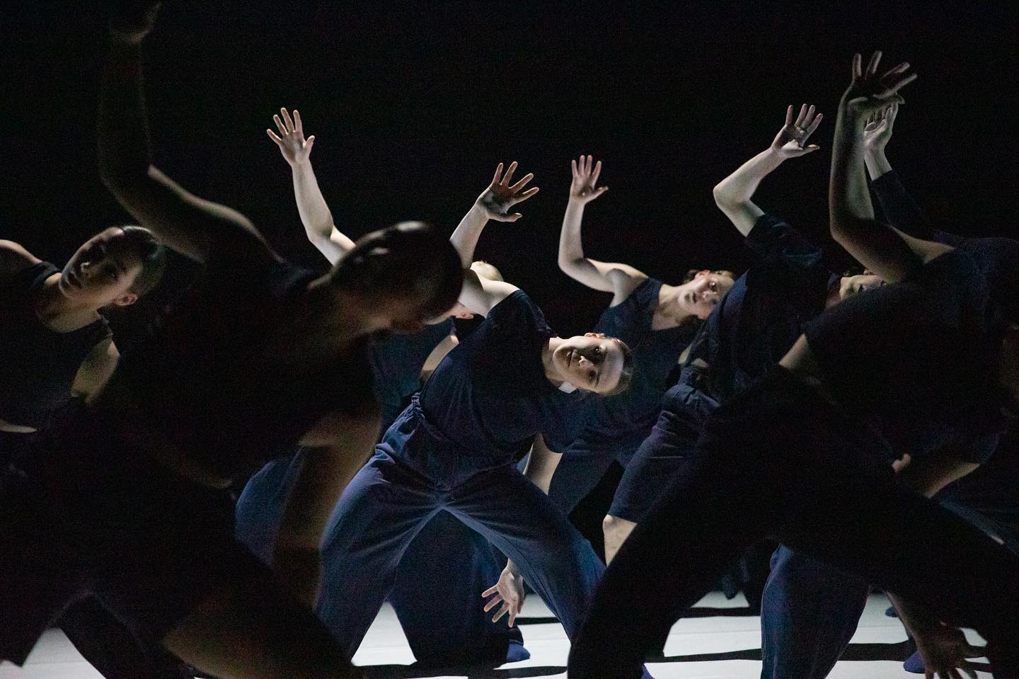 A moment from the premiere of ‘Still’ choreographed for @lamondance in collaboration with the dancers this past weekend. Grateful I got to make this piece.
Dancers: @parislitnosky @payton.kennedy_ @dania.l.grant @brianna_lannard @sydneypoultonn @digitallynali @benster3245 @francesca.vergara @elenarae_ @daryk_rich @melodielienhard @claire.viit @arianna_savady
Photo by Adrian Ortega