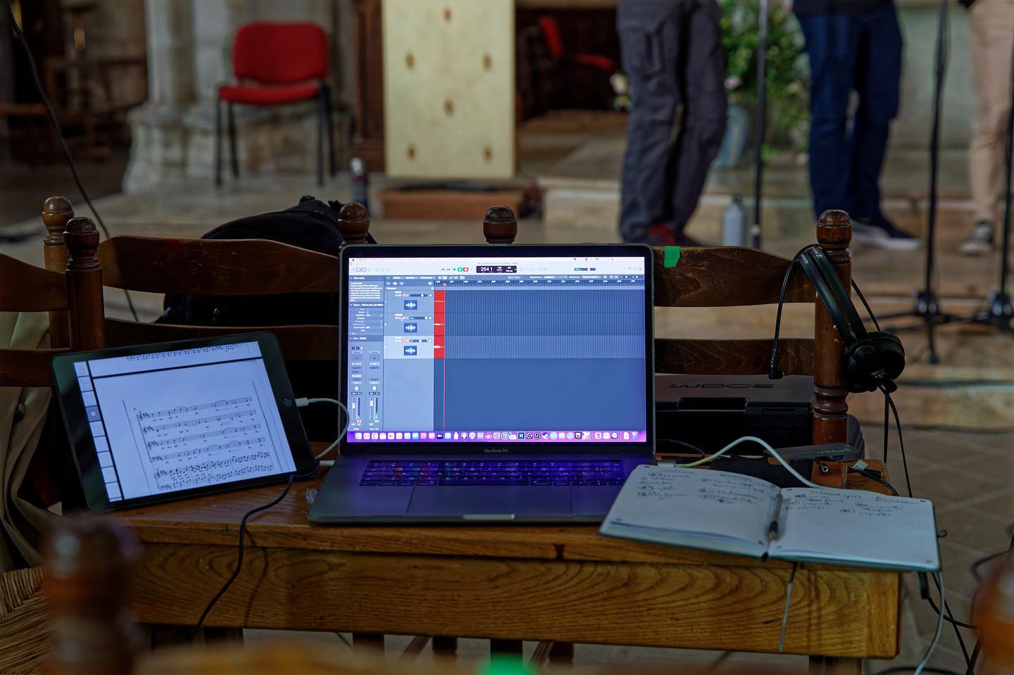 🤫 (SILENCE, ÇA MIXE) - Un peu silencieux ces derniers temps, nous n’en sommes pas moins mobilisés sur nos prochains défis, et en premier lieu sur la sortie de notre prochain disque, « Le temps d’une chanson ».
🎙Le premier mixage du disque est sur le point de se finir, place désormais a la réécoute, aux réajustements et au mastering.
🎶 Cet important travail ne saurait toutefois empêcher la sortie de notre traditionnel enregistrement de Noël, qui sortira le 25 décembre prochain à 9 heures 30.. Plus d’informations à venir très vite à ce sujet !
🤫 (WORK ON PROGRESS) - A little silent lately, we are nevertheless mobilized on our next challenges, and in the first place on the release of our next album, « Le temps d’une chanson ».
🎙The first mix of the disc is about to end, now it’s time for replay, readjustments and mastering.
However, this important work cannot prevent the release of our traditional Christmas recording, which will be released on December 25 at 9:30 a.m. More information will come very soon on this subject!
📸 @francispayol, octobre 2022.
#ensemblesottovoce #letempsdunechanson #mastering #newalbum #recording #christmas