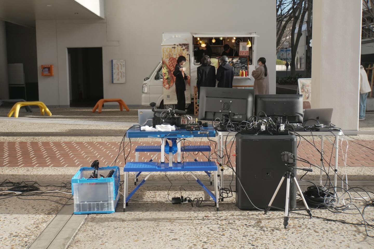音楽番組を作りたいと思い、大阪芸術大学の屋外でイベントを開催しました。音響・照明・ライブ収録・映像投影等スタッフを集め行いました。制約自体がとても多く苦労しました。人が多く通る道路沿いでリハーサルの時は注目を浴びていました。しかし、本番自体は色々あって上手くいかなかったです。非常に悔しいですが、色々勉強になりました。