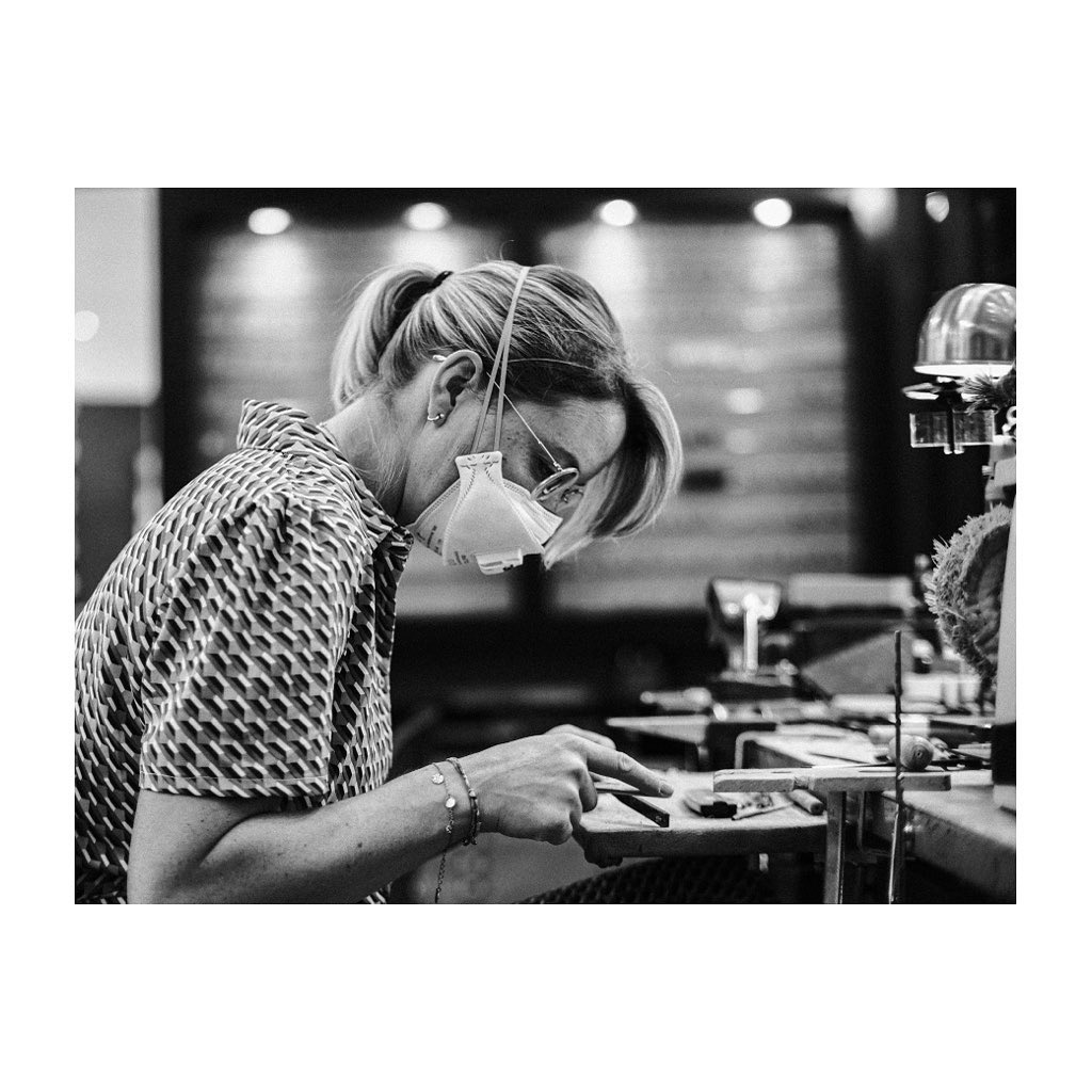 ⚒- F A I T M A I N - dans notre atelier @derhyopticiens @lesopticienseyelike #strasbourg #opticien #lunettesurmesure #workshop #lunetier #bespokeeyewear #optometriste #artisan #opticienstrasbourg #faitmain #surmesure #handmade #handcrafted
#leica #lunettes