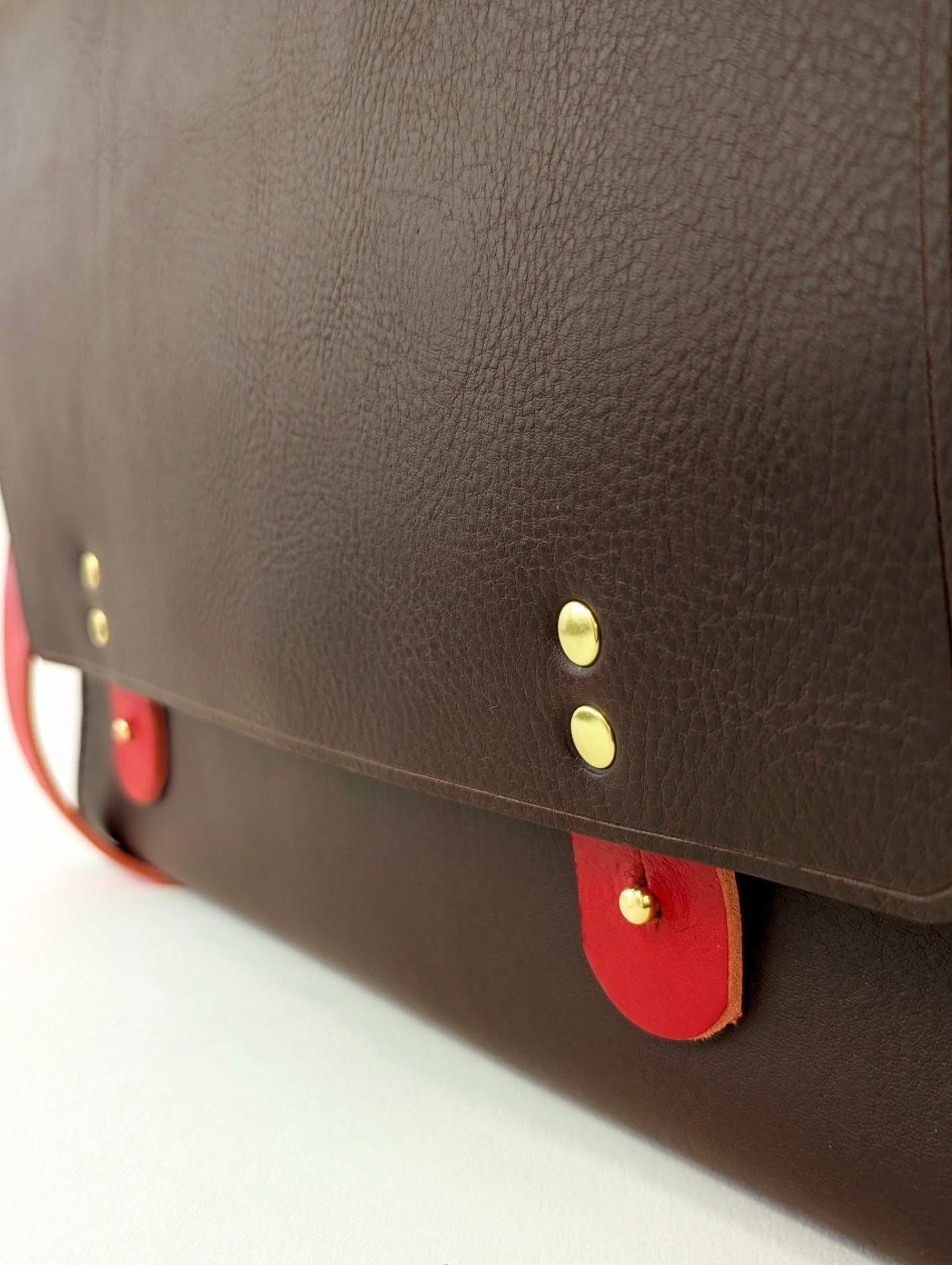 Une besace sur mesure
Chaque projet sur mesure est pour moi un vrai moment de partage et de création. Cindy est venue à l'atelier, elle voulait une grande besace marron et rouge, pratique et élégante, capable de contenir un classeur. Elle adore le rouge, moi un peu moins… alors j’ai choisi un cuir rien que pour elle, pour que ce sac lui ressemble vraiment.
Je l’ai fabriquée entièrement à la main, du dessin à la maquette, jusqu’aux dernières finitions, avec une grande couture au point sellier. Chaque étape a été un ajustement précis : trouver l’équilibre entre beauté, solidité et praticité, imaginer ce qui lui plairait, réfléchir à chaque détail… C’est un vrai travail d’attention et de patience.
Voir cette besace prendre forme, pensée pour Cindy et selon ses besoins, m’a beaucoup plu. Chaque couture, chaque étape de fabrication raconte un peu de mon atelier, de mon savoir-faire, mais aussi de la personne pour qui je la crée.
Créer sur mesure, est toujours un défi pour moi, c’est fabriquer bien plus qu’un sac : c’est donner vie à une pièce unique qui vous suivra très longtemps...
#besace #artisan #maroquinerie