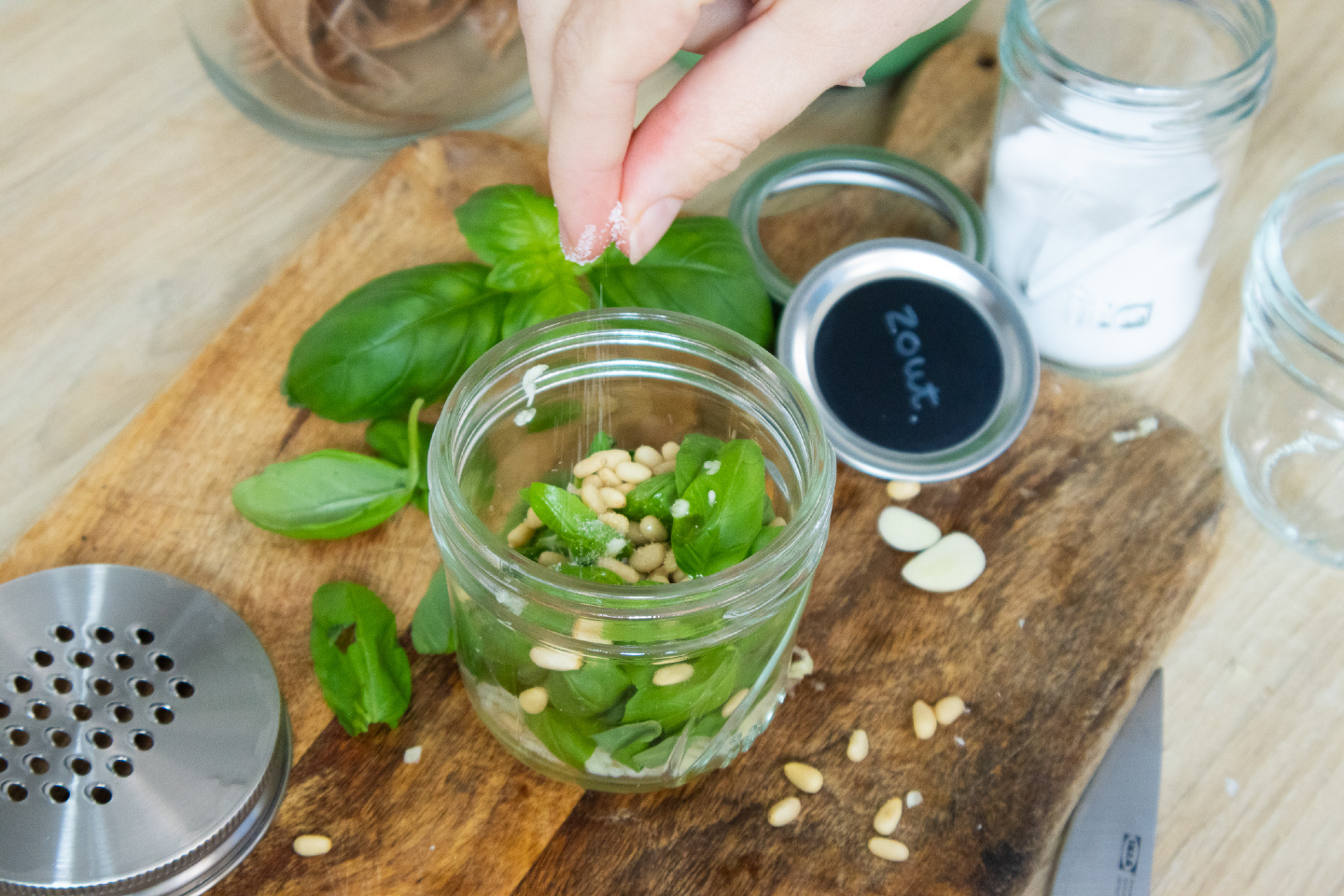 Even een lekker pesto'tje maken #vita #mealprep #masonjars #foodpreserving #conserveren #voorraad #bewaren #voorraadkast #voedsel #voedselbewaren #opzetstukken #keuken #keukenaccessoires #kitchengoals #pressurecanning #canning #pantry #organise #kitchen #attachements #lifestyle #inspiration #pantrygoals #pantries
