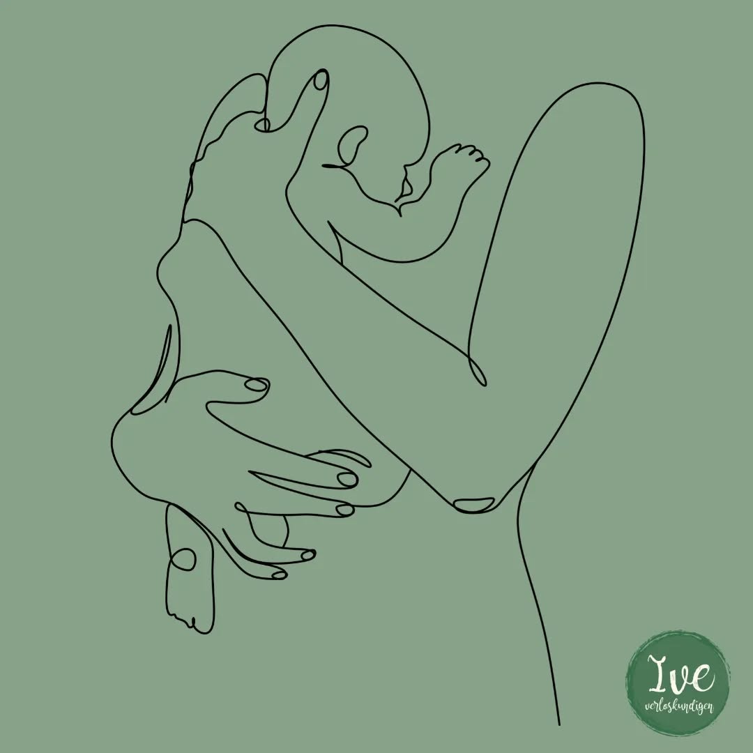 Vanavond zoals beloofd de tips voor je kindje bij extreme warmte! ☀️
📢 LEG NOOIT EEN DOEK OVER DE KINDERWAGEN OM JE KINDJE TE BESCHERMEN TEGEN DE ZON! Het kan niet vaak genoeg gezegd worden en toch komt het nog geregeld voor dat mensen een doek spannen over de opening van de kinderwagen. Door de zonnekap kan de temperatuur in de kinderwagen al met 6 tot 11 graden oplopen. Doe je daar nog een doek overheen, dan kan er nog eens 7 graden bijkomen. Oververhitting ligt zo wel heel erg op de loer en je ziet het niet, want het zit dicht. Een parasol is het veiligste, want ook met een Dooky kan de temperatuur nog stijgen.
🍼 Voor je kleintje is voldoende vocht ook belangrijk. Leg je kindje wat vaker tussendoor aan als je borstvoeding geeft. Geef je de fles? Bied dan tussen de voedingen door tot 15 cc extra water aan. Let hierbij op de plasluiers. Als je merkt dat deze afnemen is het extra belangrijk om meer vocht te geven.
👕 Trek je baby maar 1 laagje kleertjes aan. Dit is wel een beetje afhankelijk van de leeftijd van je kindje en de temperatuur in huis. Pasgeboren baby's hebben soms nog wat moeite zichzelf warm te houden en met de super geïsoleerde huizen van tegenwoordig kan het best koel blijven. Kijk maar naar de temperatuur van je kindje. Gaat deze richting de 37,5 °C, dan kan je best een laagje uittrekken. In wat oudere huizen kan het juist goed heet worden. Soms is alleen een luier dan zelfs voldoende.
🛁 Even afkoelen onder de douche kan ook fijn zijn. Gelijk een mooi excuus om er ook gezellig bij te gaan staan.
📢 Let op warmte uitslag. Als je kindje rode vlekken krijgt of in de nek nat is van het transpireren kan je met een koud washandje je kindje wat laten afkoelen. Dit is sowieso fijn om af en toe te doen.
#verloskundige #verloskundigenpraktijk #verloskundigen #verloskundigezevenhuizen #verloskundigewaddinxveen #baby #kraamperiode #kraamtijd #peuter #dreumes #warmte #zwangerschap #borstvoeding #flesvoeding #zwanger #Zevenhuizen #Waddinxveen #triangel #koningskwartier