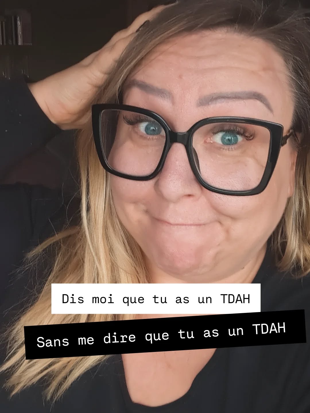 12h00 : Je décide de faire à manger. Je préchauffe le four.
12h02 : J’ai froid. Je vais dans la chambre pour m’habiller (oui, on est dimanche, je suis en pyjama, on ne juge pas !).
12h05 : J’ouvre mon tiroir : plus de culottes propres.
12h06 : Direction la buanderie. Miracle ! La lessive est à jour, le linge est plié. Je n’ai "juste" qu’à le ranger.
12h15 : Je range tout : mon linge, celui des enfants, les serviettes ... Je suis une machine.
12h25 : Dans la chambre de Marcel, il y a des jouets par terre. Je ramasse. Je trie. Je réorganise son coffre à jouets.
12h45 : Je retourne enfin dans ma chambre. Je m’habille. Je vois mon lit et je me dis : "Tiens, ça fait un moment que je n'ai pas changé les draps...". Je défais tout.
13h00 : Ma fille entre dans la chambre : "Maman, il y a quoi dans le four ? Ça sent le chaud."
Meeeeerde.
Le four. Le repas. Le point de départ. 🤦♀️
C’est ça, la vie avec un cerveau en arborescence.
C’est une puissance créative infinie (j’ai quand même rangé toute une maison en 1h !), mais c’est aussi un chaos invisible qui épuise.
En business, c'est pareil.
On commence par créer une offre, on finit par refaire son site web, trier ses mails et changer de stratégie de contenu... alors que le "four" (notre rentabilité) tourne à vide.
Tu n'es pas seule.
Ce fonctionnement n'est pas un défaut de fabrication, c'est juste un moteur puissant qui a besoin d'une architecture spécifique pour ne pas s'emballer.
Et toi, c'est quoi ta dernière "boucle infinie" ?
Raconte-moi en commentaire, qu'on se sente moins seules ! 👇
