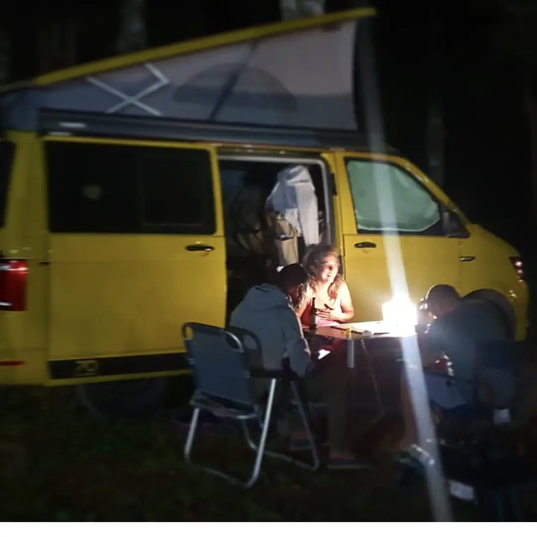 Juegos y confesiones en la acampada 🎆🎲