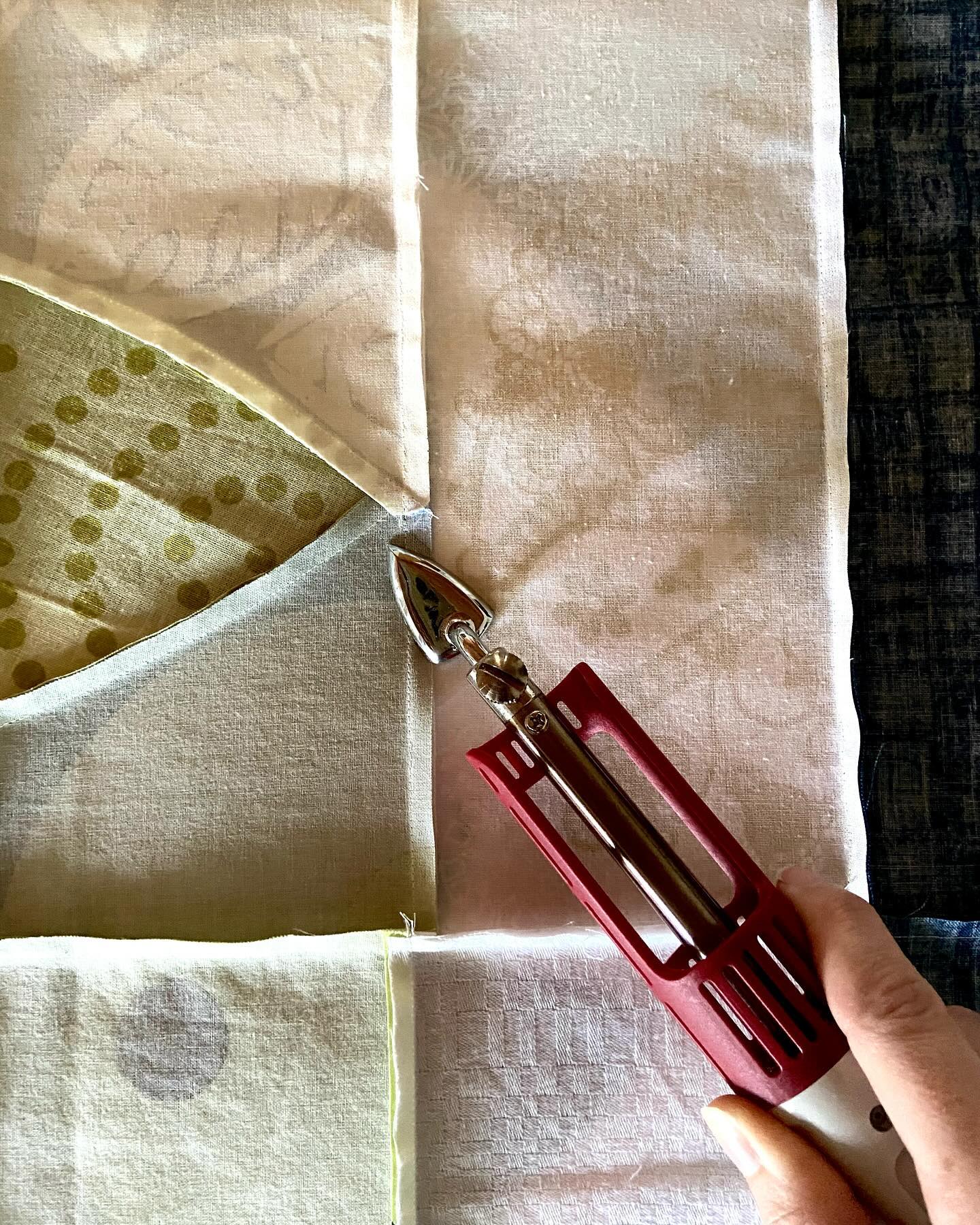 I work with three different irons, and here’s the tiniest, cutest of them all! 😊 People who don’t quilt often find this one pretty amusing, so here’s a little fun for your day! But beyond the cuteness factor, this little guy is actually very handy. It lets me press exactly where I need without messing up the direction of other seem allowances..
#quilting #atelierveini #quiltingtools #quiltingiron