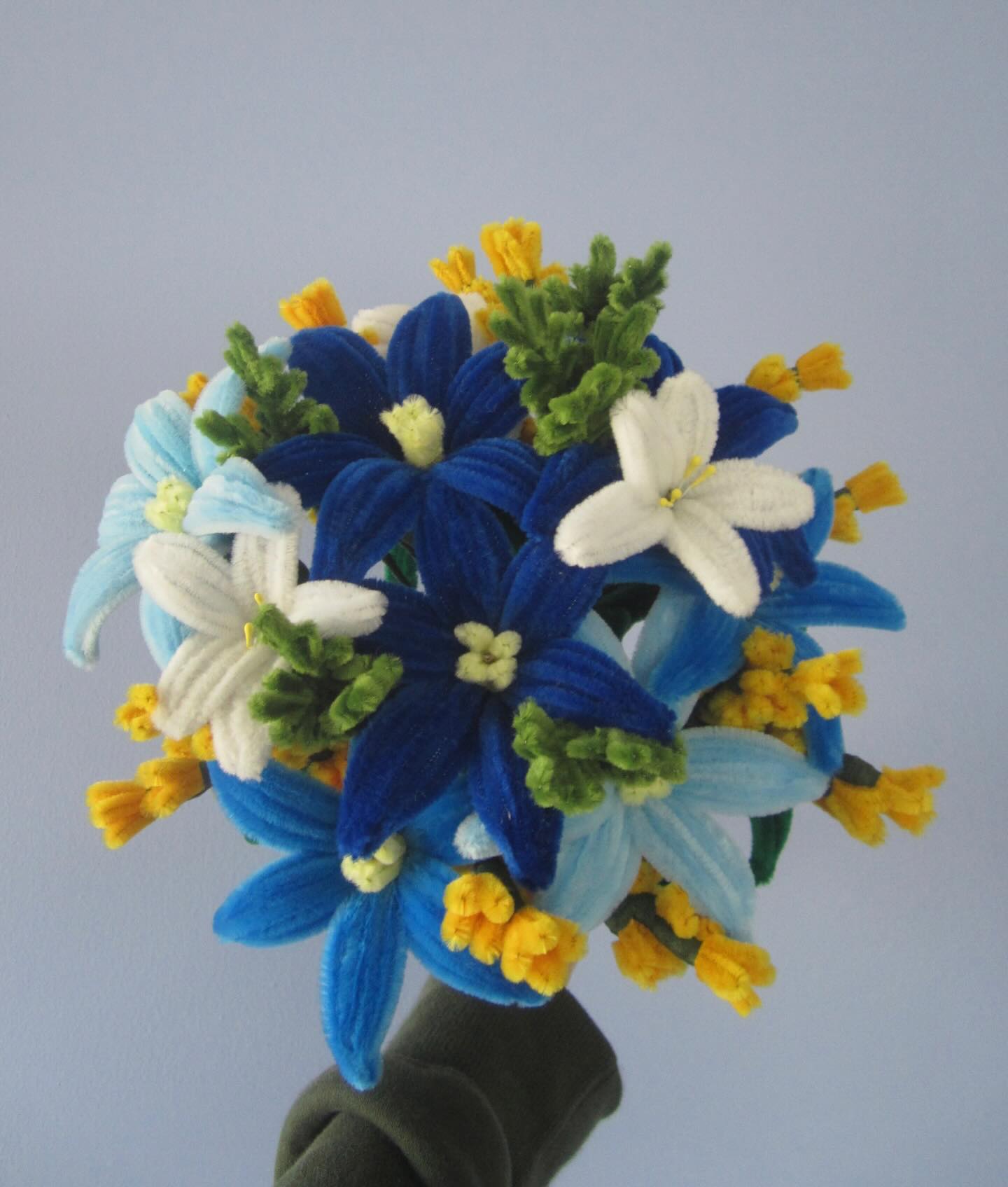 Introducing our newest Midnight Sun bouquet 🌙✨
This bouquet features:
•6 spring lilies (two blue, two light blue, and three leafless dark blue)
•6 sunflower yellow statice blooms
•5 fern green mini evergreen sticks
•3 white mini lilies
Available for purchase through the link in our bio. Please feel free to message us with any questions. 🌼💙
#midnightsun #blossomsbybecca #foreverflowers #stjude #flowersforacause