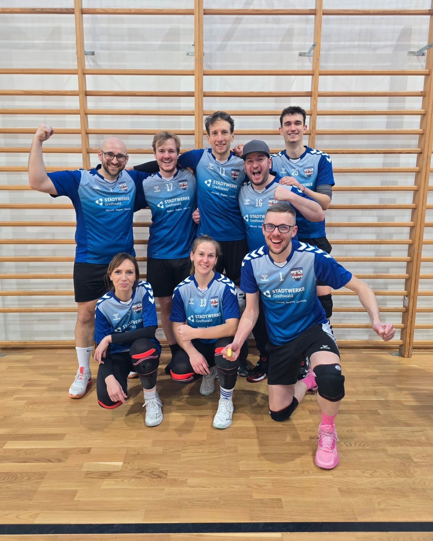+++ Punkteregen +++
Im polnischen Misdroy konnte Hanse I mit zwei Siegen gegen Zerrenthin und Ueckermünde Tabellenplatz 3 erobern.
#bschanse #LLMixed #Mixedvolleyball #volleyballingreifswald #volleyballgreifswald
