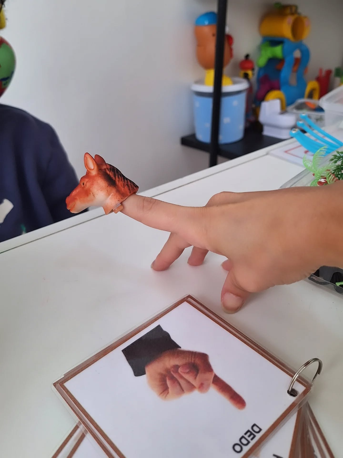 O lúdico como via de acesso para a aprendizagem de crianças autistas.
É pelo lúdico que a criança:
🧩 Organiza o corpo no espaço;
🧩 Experimenta papéis e ações;
🧩 Constrói sentido;
🧩 Desenvolve intenção comunicativa;
📷 Na imagem, um simples fantoche no dedo transforma a mão em personagem. Atrai a atenção e possibilita imitação gestual e verbal. Desenvolve o emergir do simbólico e criatividade. Fortalece a associação, nomeação e compreensão dos comandos.
✨ Esse deslocamento simbólico é precioso!!
Para muitas crianças autistas, aprender não começa pela abstração, mas pela experiência concreta, sensorial e relacional. O brincar cria um campo seguro de exploração.
Espero que tenham gostado!
Beijos,
Lorena Madureira - Psicopedagoga e Arteterapeuta Clínica
.
.
#autismoinfantil #desenvolvimentoinfantil #aprendizagemlúdica #psicopedagogia #arteterapia