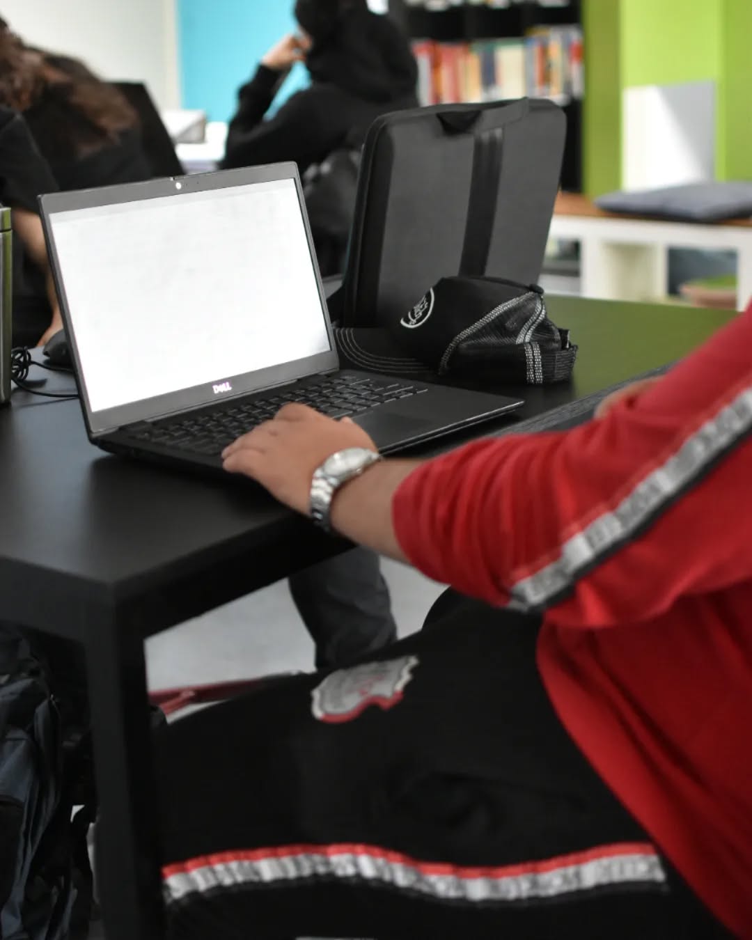 De voorlaatste dag van de examens. Vandaag laten de leerlingen van klas OOST en WEST zien wat ze hebben bijgeleerd bij onze collega's Tim en Ezra voor het vak ICT 💻🖱🔎