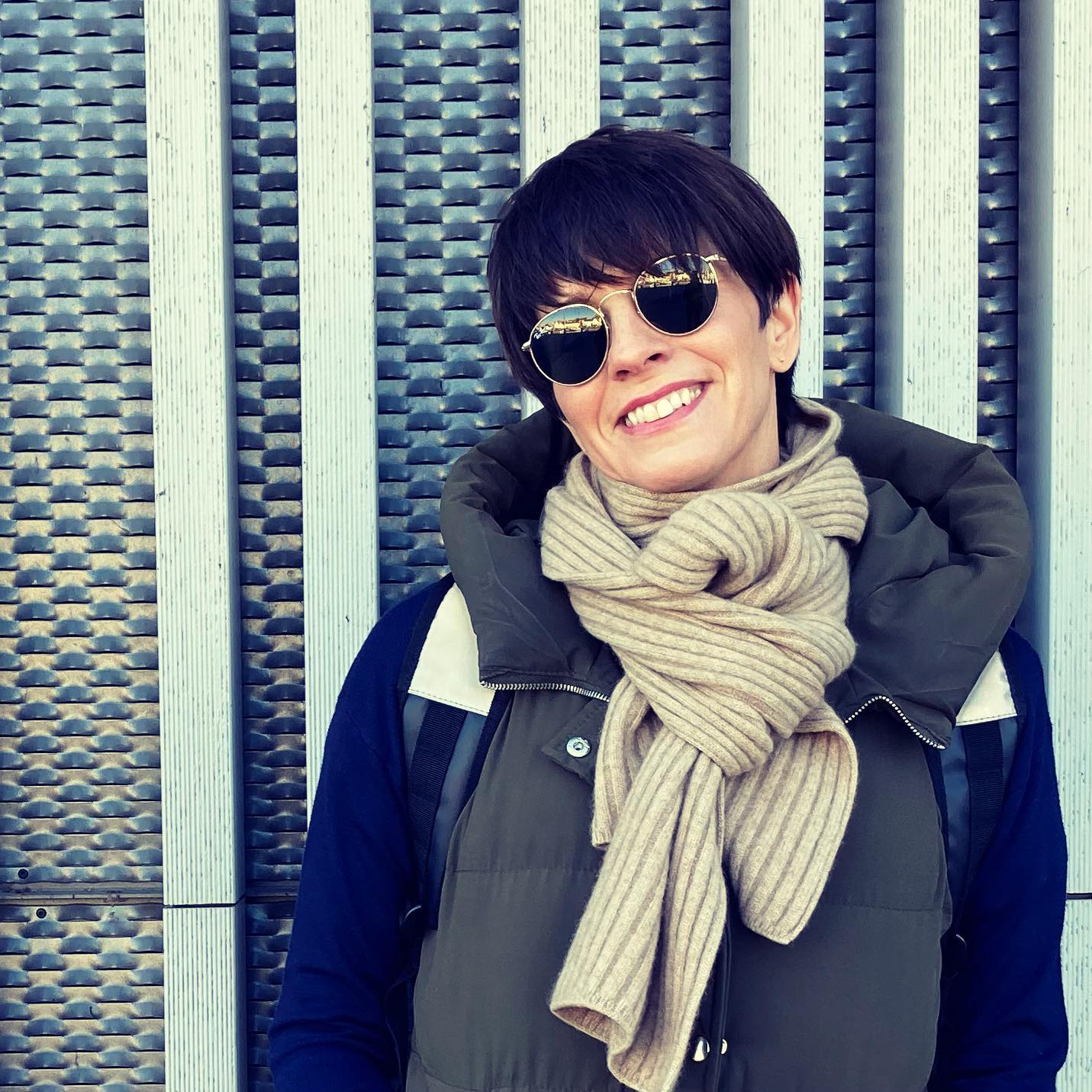 WELCOME TO THE NEXT LEVEL
Wir sitzen zu viert am Frühstückstisch und planen den Tag. Ich möchte heute mit allen zusammen ins Museum gehen, vielleicht danach durch die Altstadt schlendern und lange im Café sitzen. Mein Mann findet die Idee super. Meine Teenie-Jungs protestieren lautstark. „Mega kein Bock drauf“, sagen sie. Sie wollen lieber Fußball spielen gehen. „Mega kein Bock drauf“, denke ich mir insgeheim. Wer gibt nach?
Heute einfach mal keiner. Wir haben wohl das nächste Level in der Familie erreicht und das fühlte sich heute für alle so richtig gut an.
Die Jungs sind das erste Mal den halben Tag alleine zuhause geblieben. Sie verbrachten den Nachmittag auf dem Bolzplatz und wir im Café.
So fühlt es sich also an, wenn sich die Kids langsam abnabeln. Wir haben ein Stück mehr Freiheit zurückgewonnen und die Jungs ein großes Stück an Selbständigkeit dazu.
Aber hey Jungs, so schön es mal wieder war zu zweit im Café zu sitzen, das nächste Mal dann gerne wieder zusammen als Familie. Von mir aus dann auch wieder auf dem Bolzplatz ❤️
#familien #familienleben #teenies #paarzeit #zeitmalohnekinder #zeitzuzweit