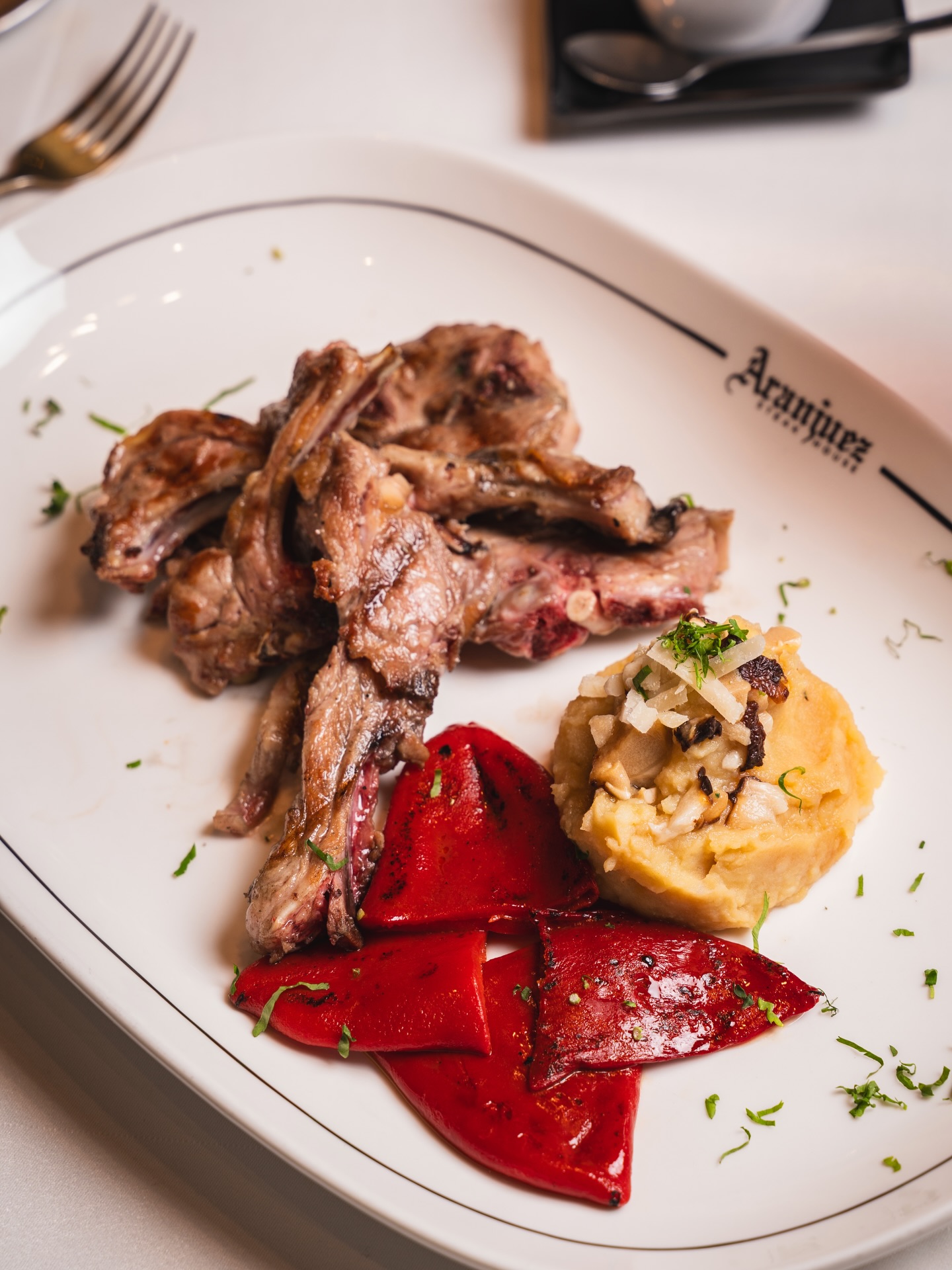 Calidad, fuego y tradición. 🔥
Nuestras chuletillas de cordero lechal se preparan al momento, respetando el producto y su sabor natural.
Un clásico de la casa para quienes disfrutan la carne en su máxima expresión. 🥩