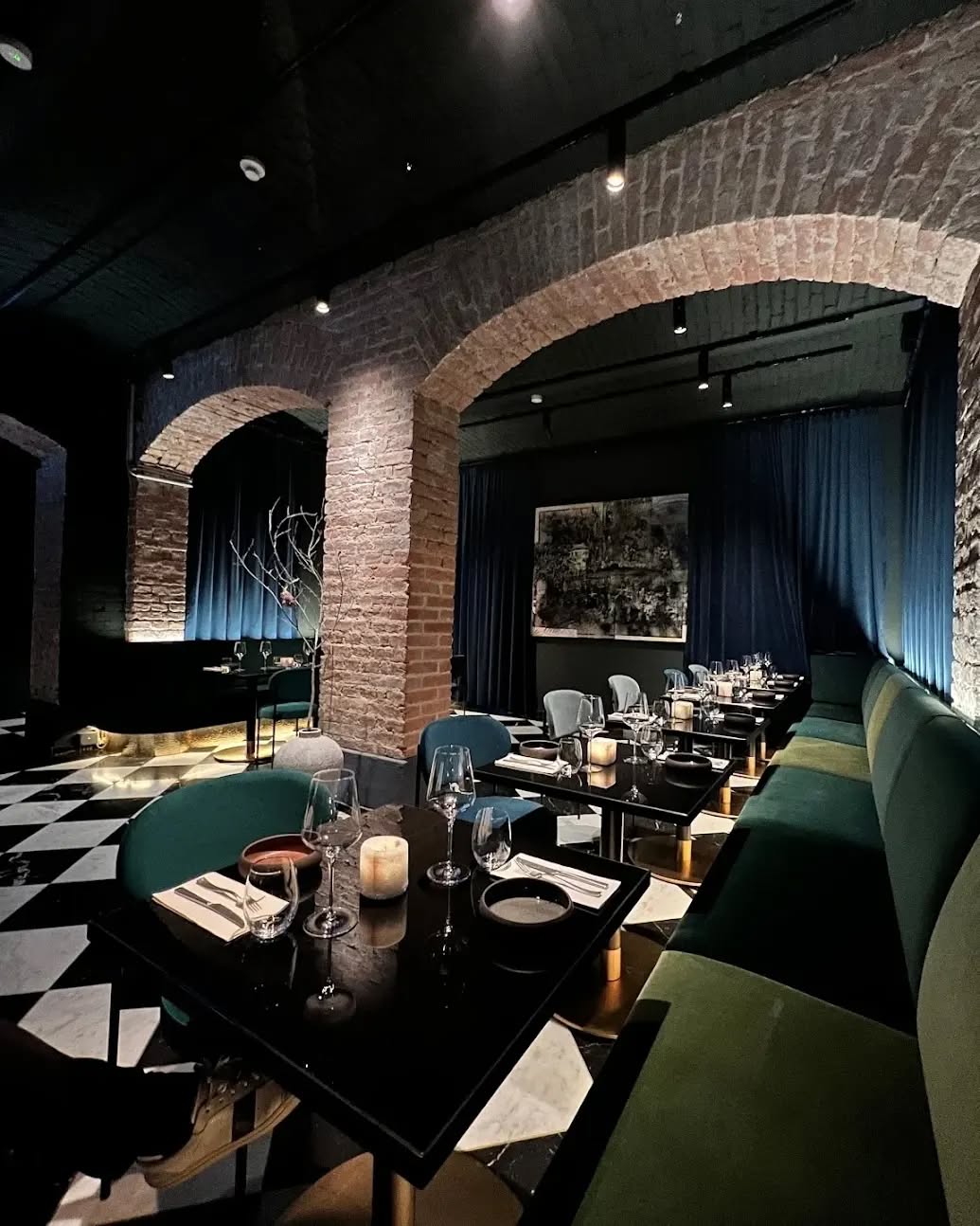 O @zazatam.vienna é um restaurante bem intimista,em Viena. Claro que não poderia deixar de registrar alguns cantinhos desse local .Valeu a visita e conhecer o menu impecável. #viagemviena #zazatam #jantaremviena #dinner #drinks #food