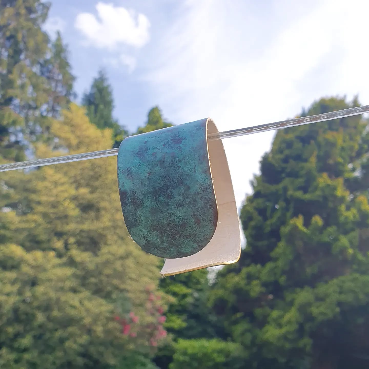 Sun's out, so not just washing is hanging out to dry on the line. The latest verdigris bangle is getting lacquered.
#verdigris #patina #jewellerydesign #jewellery #jewelry #joalheria #joyeria #Schmuck #bijoux