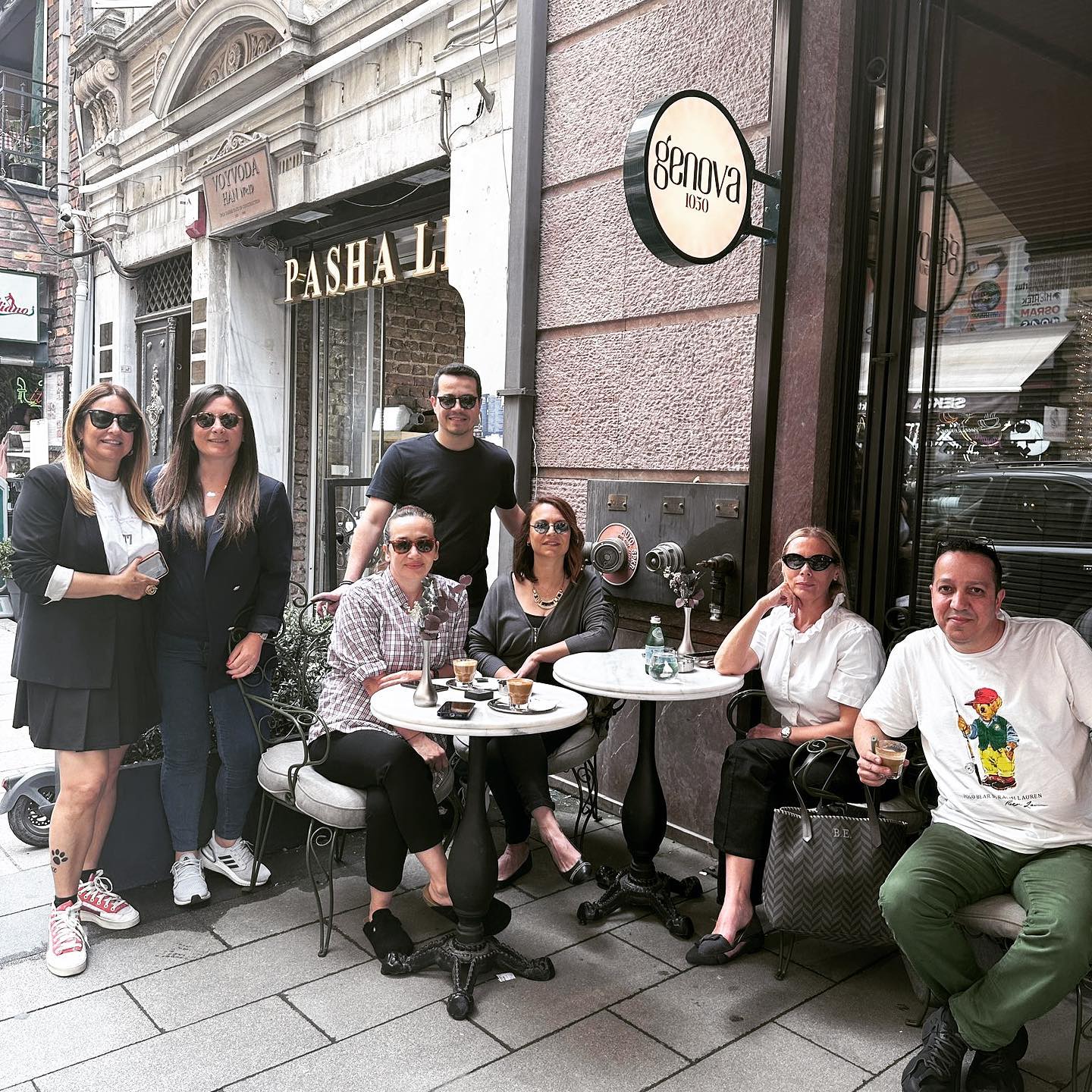 İtalyan stiliyle hazırlanan ve özenle seçilmiş kahve çekirdekleriyle zengin bir deneyim sunan Genova1050'nin kahvelerini ve birbirinden lezzetli tatlılarını denemeye geldik ☕️😋 # happyfriday #genova1050 #genovaday