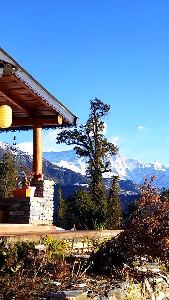 मुस्कराते हुए ये हँसी वादियाँ,
कह रही हैं हमें देखिएगा इधर...
#himvanliti #morning #himalayas #kumaon #uttarakhand #snowfall #snow #ecoretreat #natureretreat #solitude