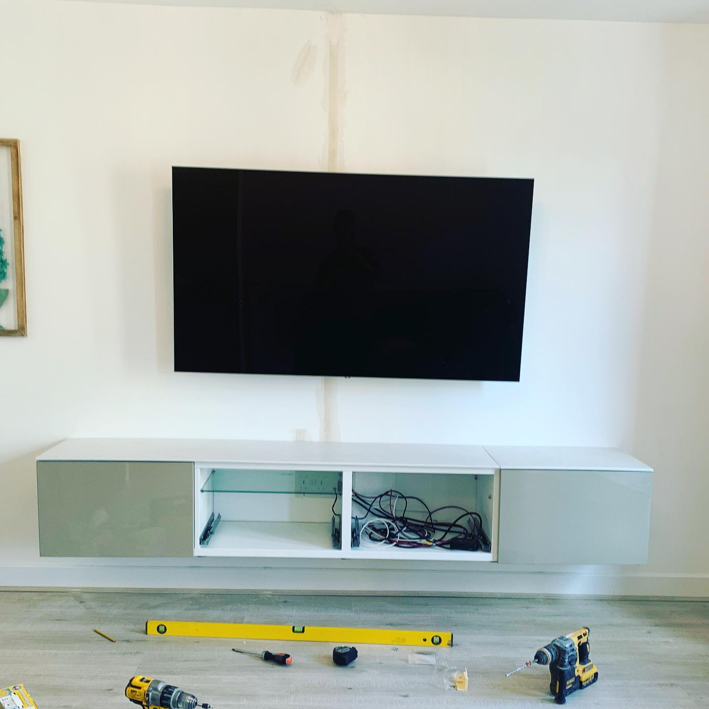 TV mounted on the wall, gives a much sleeker look. All cabling has been hidden in the wall so there are no wires on show 📺⚡️ Even mounted the wall cabinet underneath and we did level the TV after the picture was taken ✅
.
.
.
.
.
.
.
.
.
.
.
#TT #Electrical #TTElectrical #Electrician #London #Local #Friendly #Design #TV #Wallmount